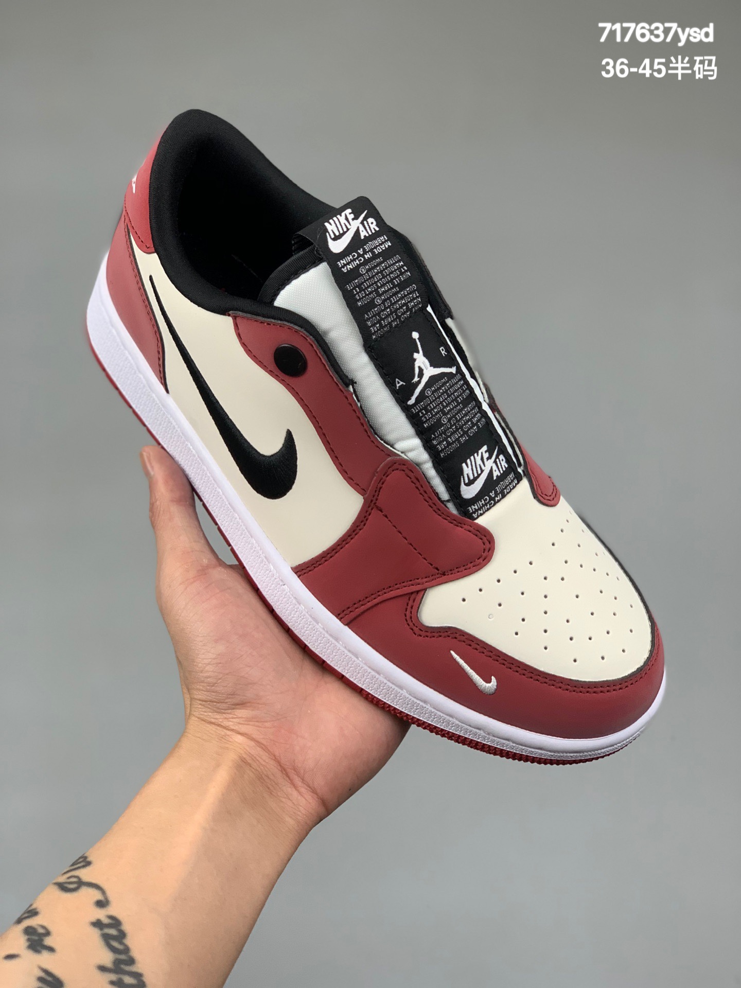 本地
乔丹Air Jordan 1 Low Slip Black Ton 低帮 刺绣 一脚蹬 黑脚趾 AJ1 乔丹1代 aj1 乔1 低邦 黑脚趾 刺绣勾 解构风 乔丹篮球鞋系列 货号：AV3918-102
尺码：36-45半码
编码：717637ysd