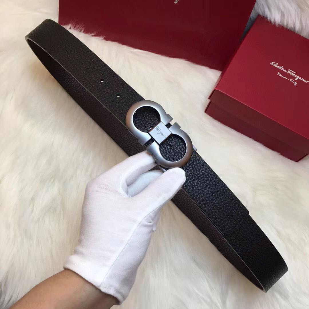 I0 菲拉格慕这款时髦的双面皮带采用双色设计,柔软的牛皮经过手工处理,双面可用 一面黑色一面咖啡色打造出极其柔韧的触感.Gancini扣饰饰有对比细节,风格时尚现代 宽度3.5CM