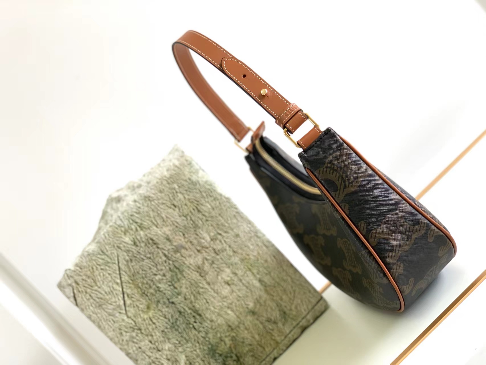 CELINE赛琳新款AVA XL标识印花牛皮革手袋193952