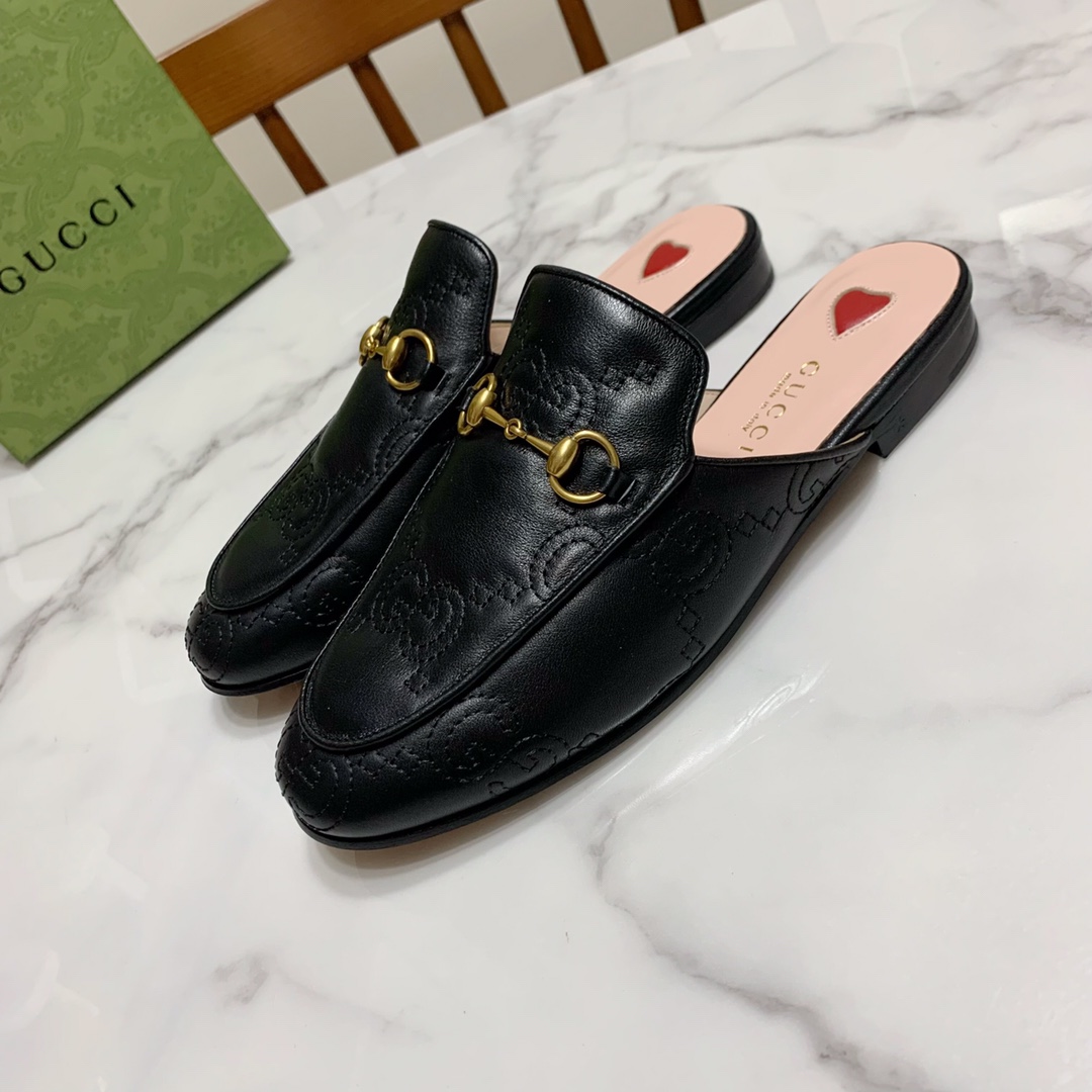 NO:692542,Gucci Gucci classic unbeatable toe-toe flip flops, the same style shown by Ni Ni and Yang Mi, the best-selling style every summer. The upper is made of grained cowhide with electric embroidery technology, the lining is goatskin, and the leather outsole is available in sizes 35-40 (size 41.42 can be customized, non-refundable), half drag, gucci, cowhide, sheepskin, Leather soles19860909Gucci 古奇 经典不败款包头拖,倪妮.杨幂同款秀,每年夏季的热卖款 鞋面为粒面牛皮电绣工艺,里垫为山羊皮,真皮大底 码数35—40码(41.42码可定做,不退换）,半拖,gucci,cowhide,sheepskin,Leather soles,Women's Shoes