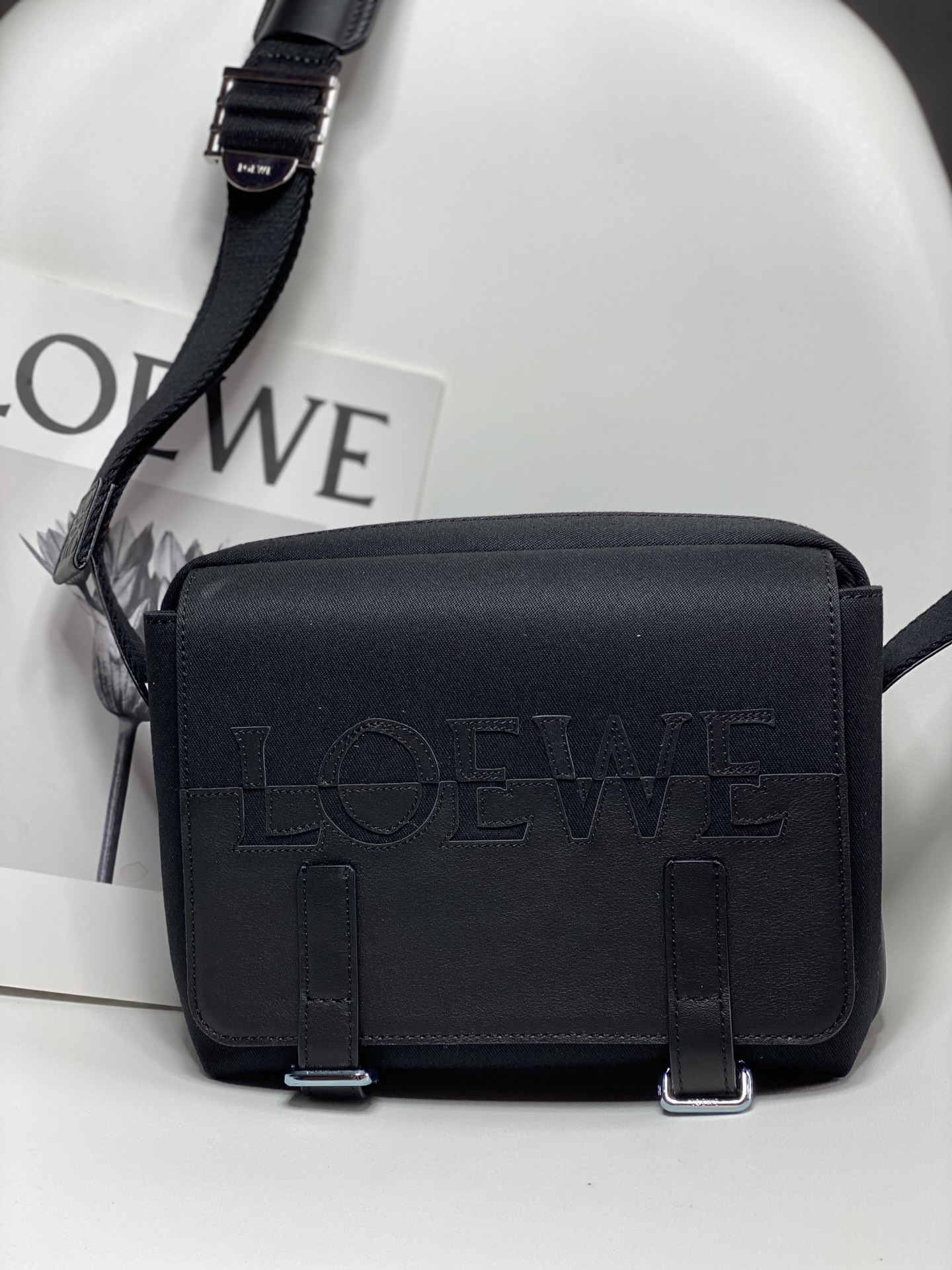Loewe新款XS邮差包型号A79: