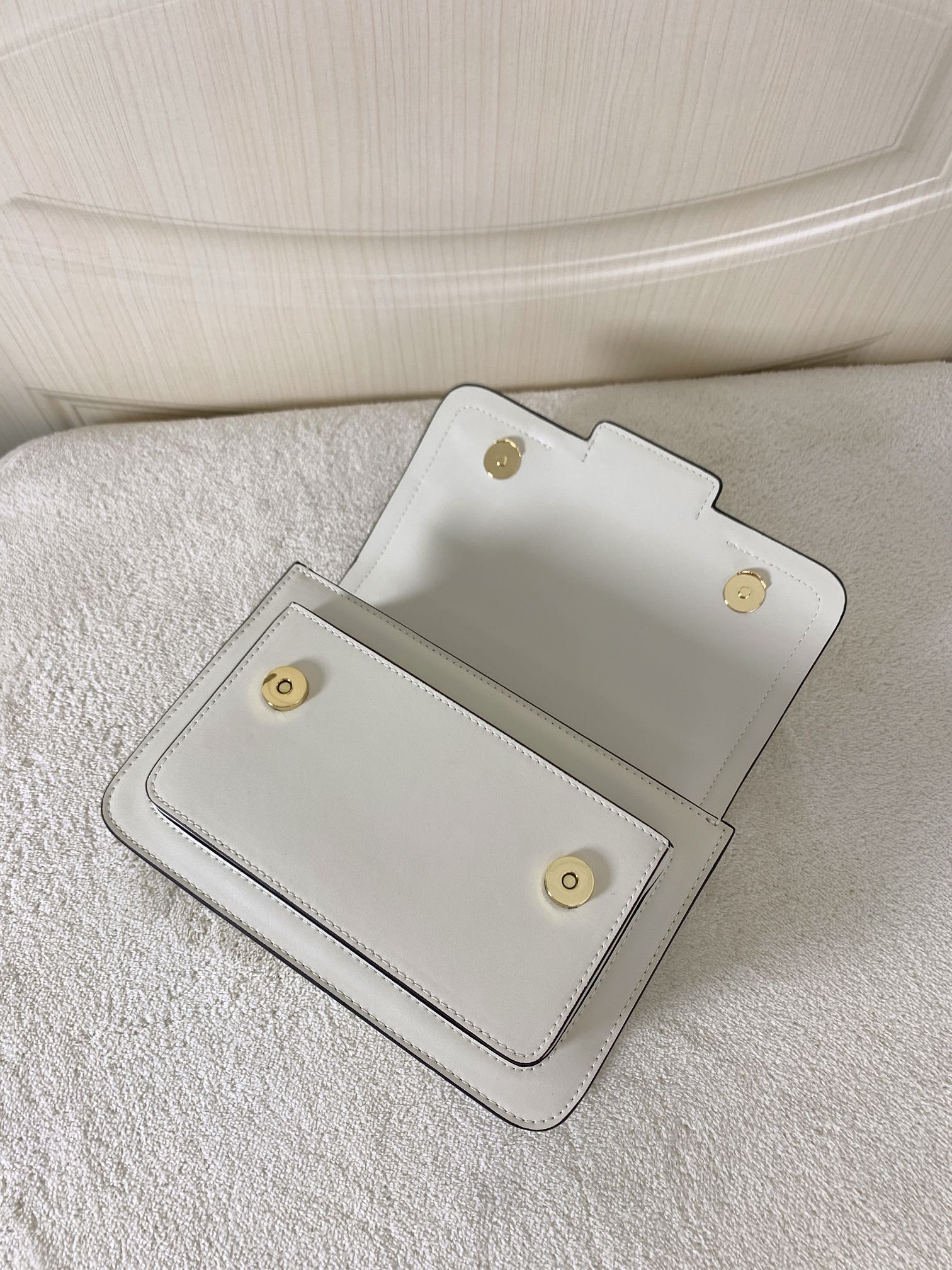 Michael Kors ～此款 Heather 大号链条斜挎包，是为她臻选的精美之礼。采