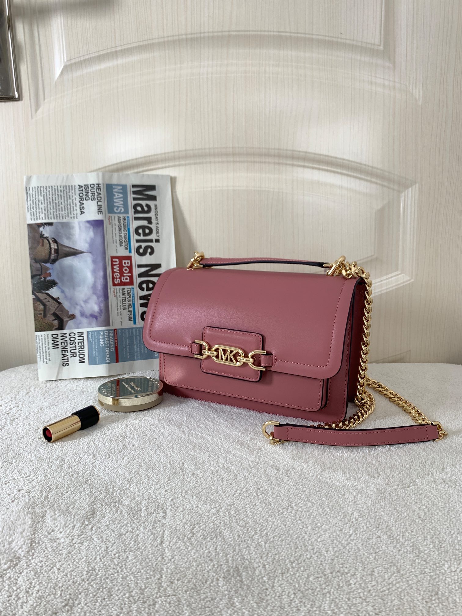 Michael Kors ～此款 Heather 大号链条斜挎包，是为她臻选的精美之礼。采
