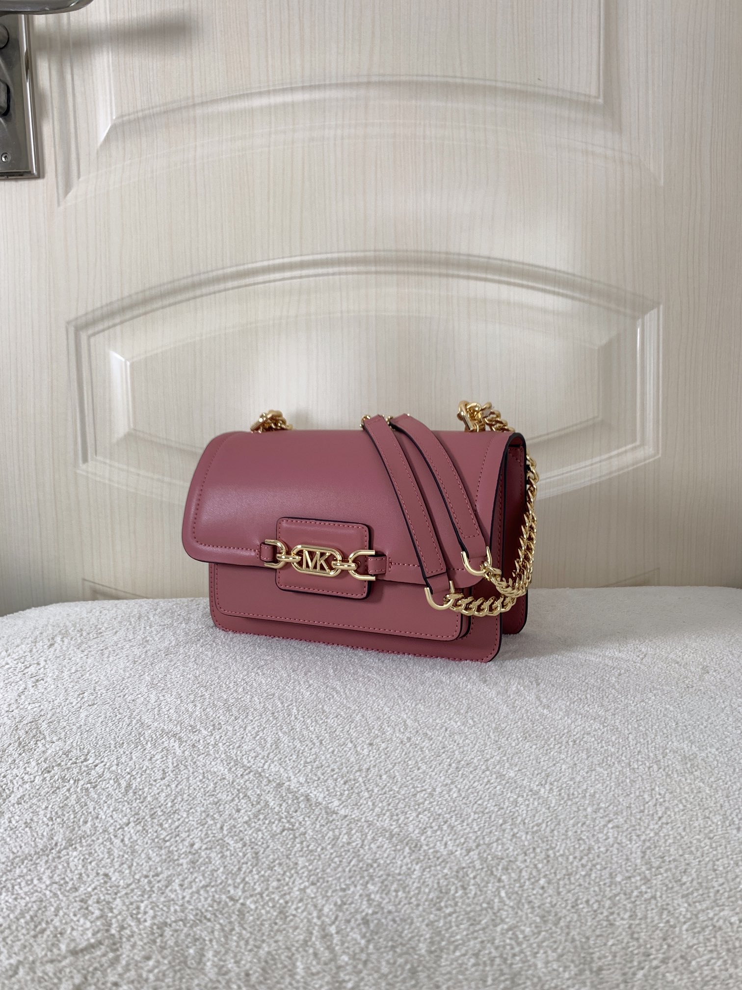 Michael Kors ～此款 Heather 大号链条斜挎包，是为她臻选的精美之礼。采