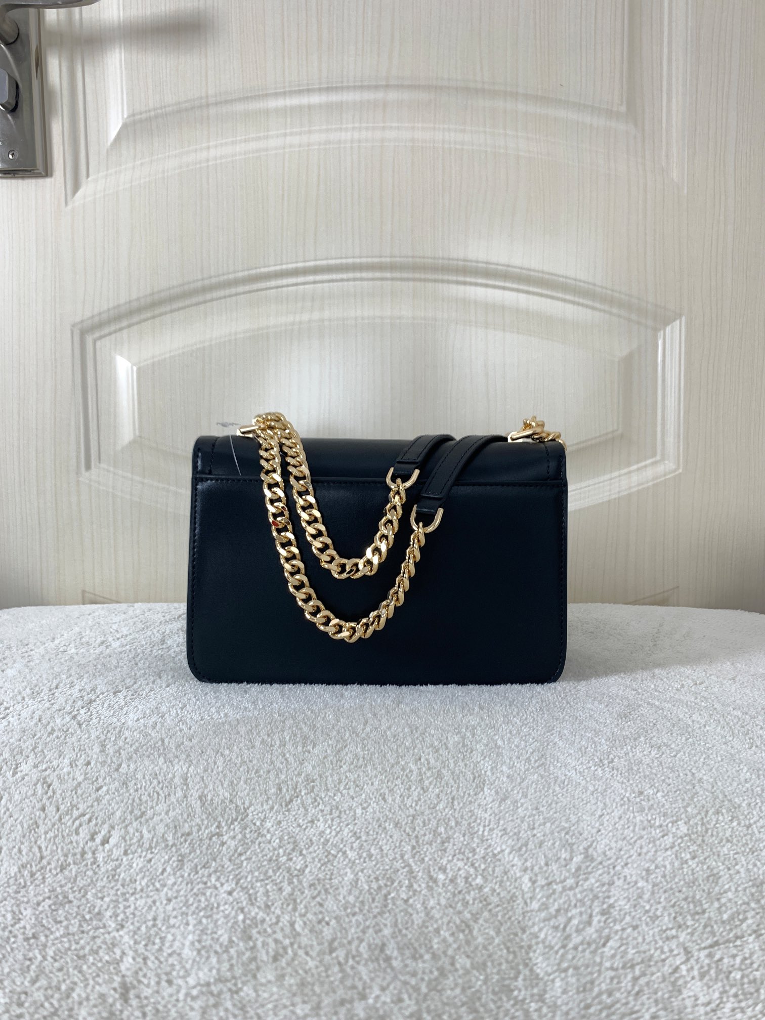 Michael Kors ～此款 Heather 大号链条斜挎包，是为她臻选的精美之礼。采