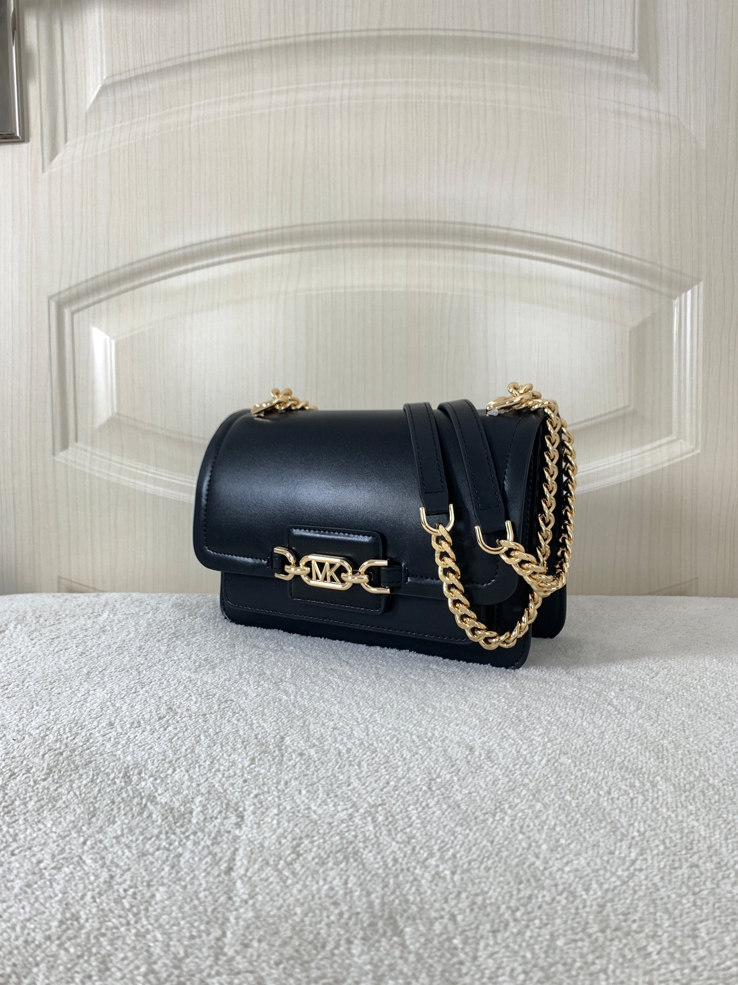 Michael Kors ～此款 Heather 大号链条斜挎包，是为她臻选的精美之礼。采