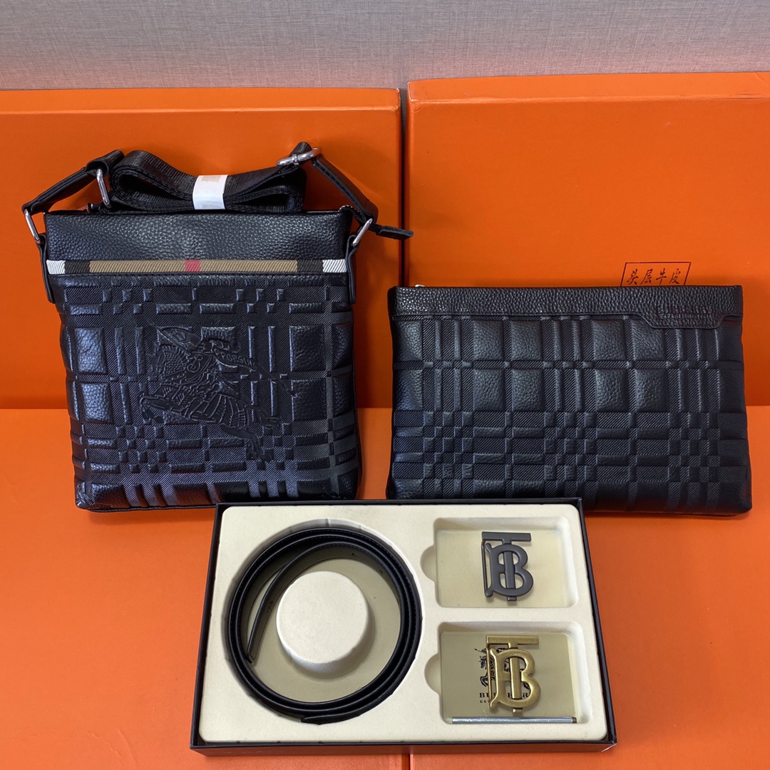 I5 Burberry 巴宝莉  头层皮质组合礼盒包装腰带俩款包包超级组合 公文包包是很实用的选择.手提包日常是非常适合的. 双扣皮带：头层皮质带身搭配3.5cm广州原版扣头 尺寸巴宝莉斜挎包：长20cm宽4cm高21cm\r  巴宝莉手提包：长25cm宽2cm高16cm