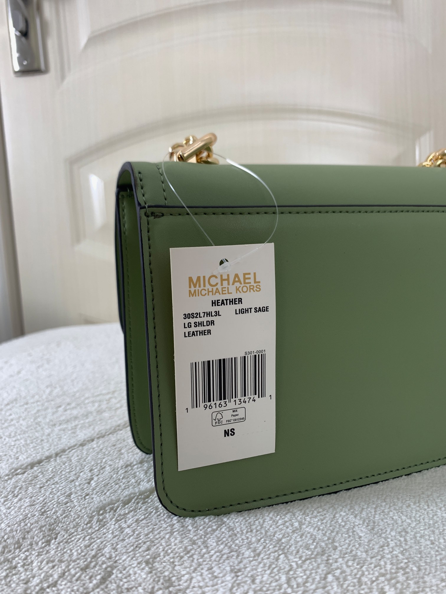 Michael Kors ～此款 Heather 大号链条斜挎包 是为她臻选的精美之礼 采用精美绿色系品牌标志性 Log