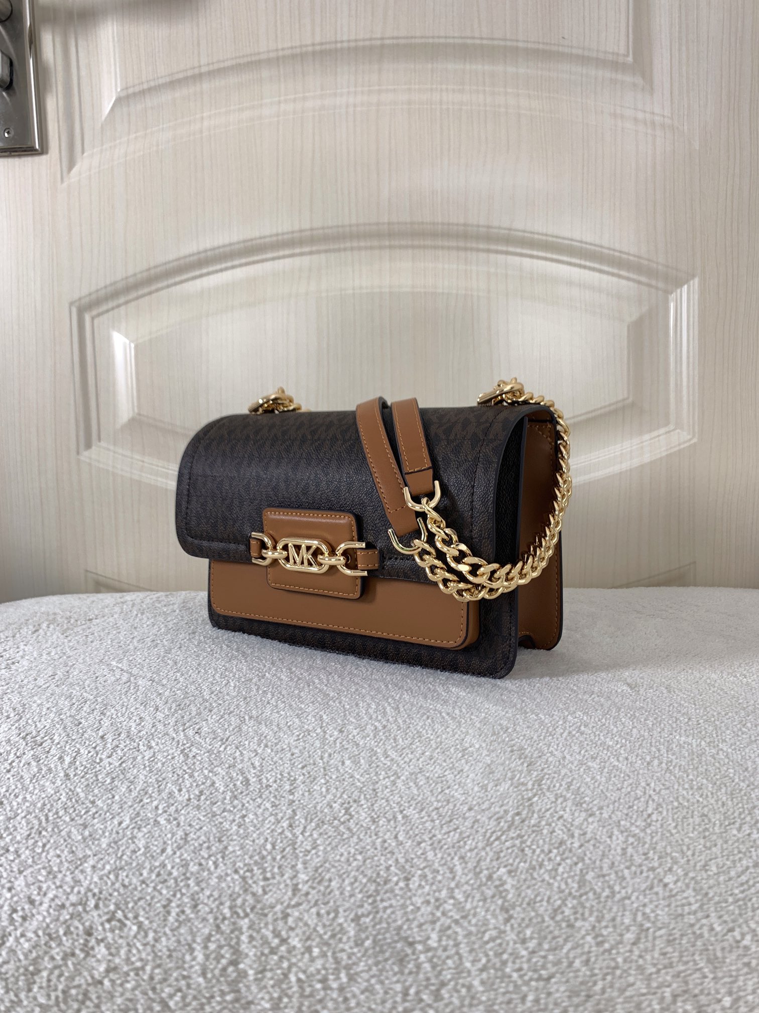 Michael Kors ～此款 Heather 大号老花链条斜挎包，是为她臻选的精美之礼。采