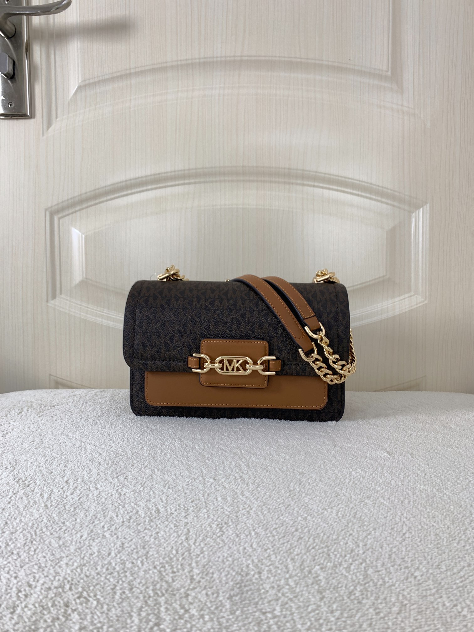 Michael Kors ～此款 Heather 大号老花链条斜挎包，是为她臻选的精美之礼。采