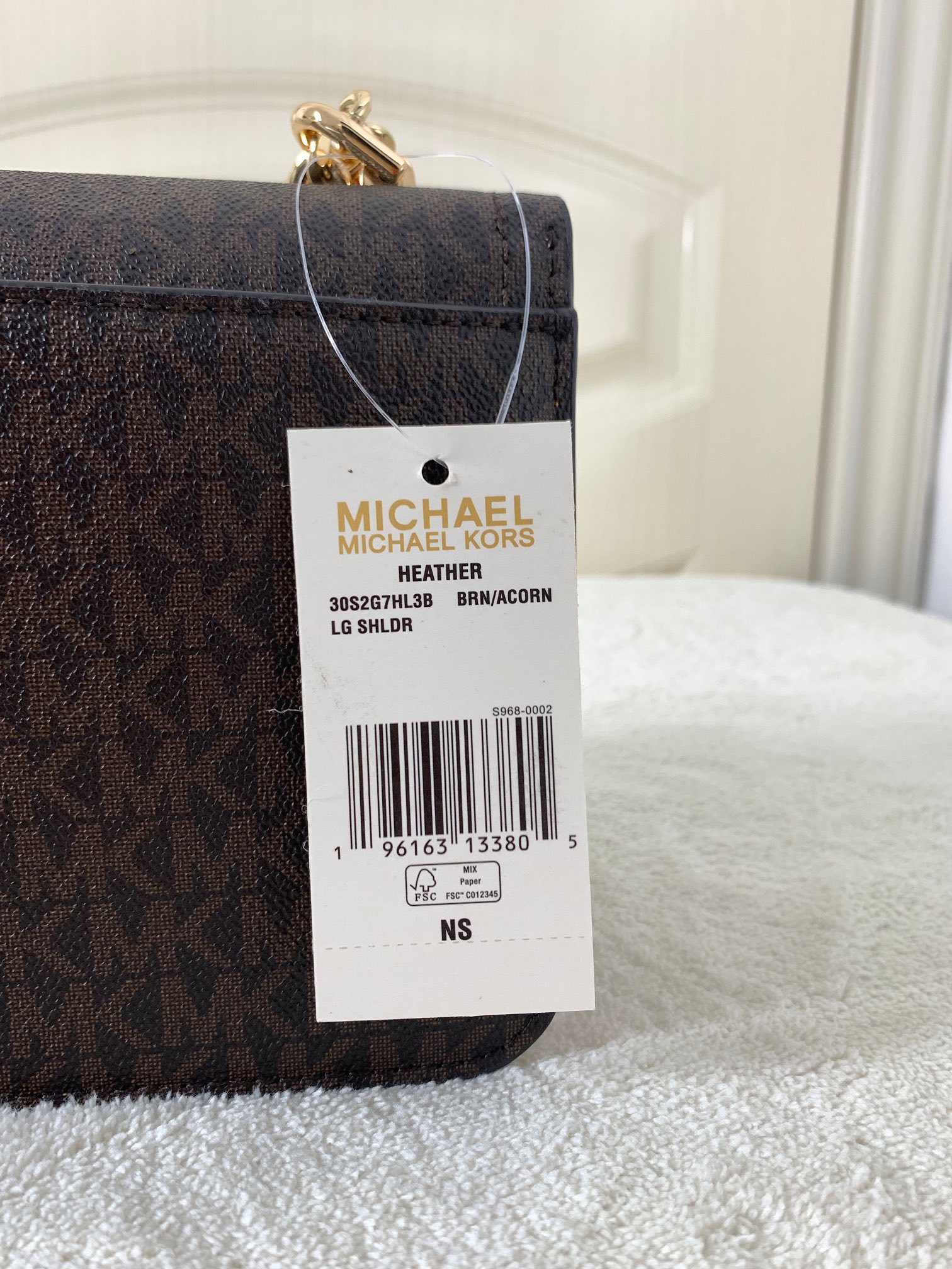 Michael Kors ～此款 Heather 大号老花链条斜挎包，是为她臻选的精美之礼。采