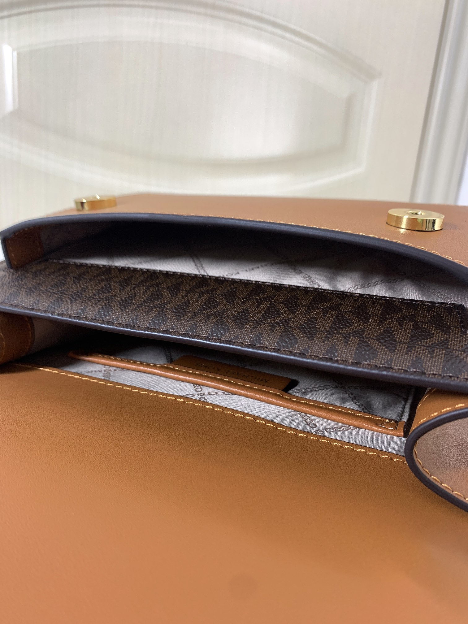 Michael Kors ～此款 Heather 大号老花链条斜挎包，是为她臻选的精美之礼。采