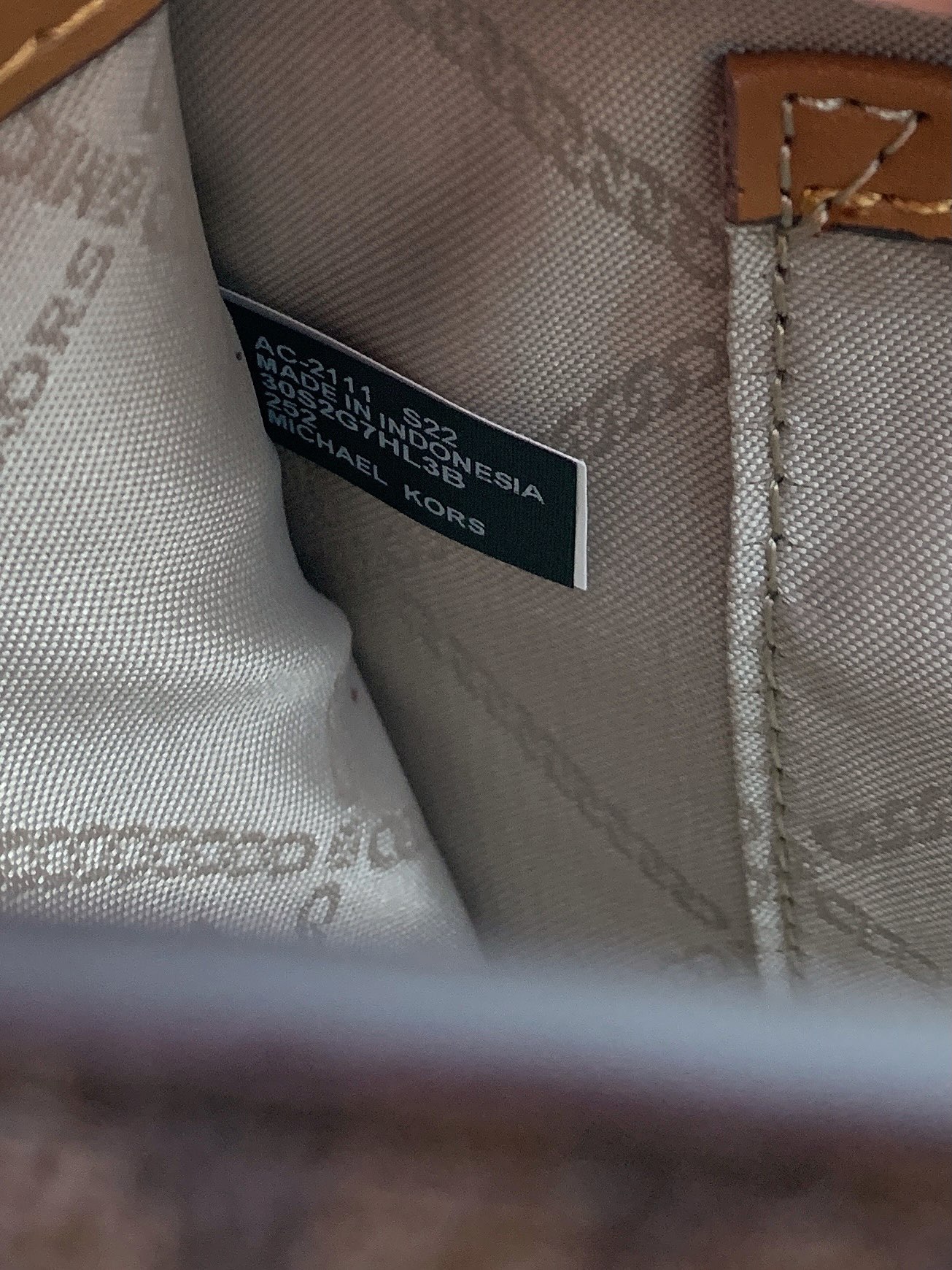 Michael Kors ～此款 Heather 大号老花链条斜挎包，是为她臻选的精美之礼。采