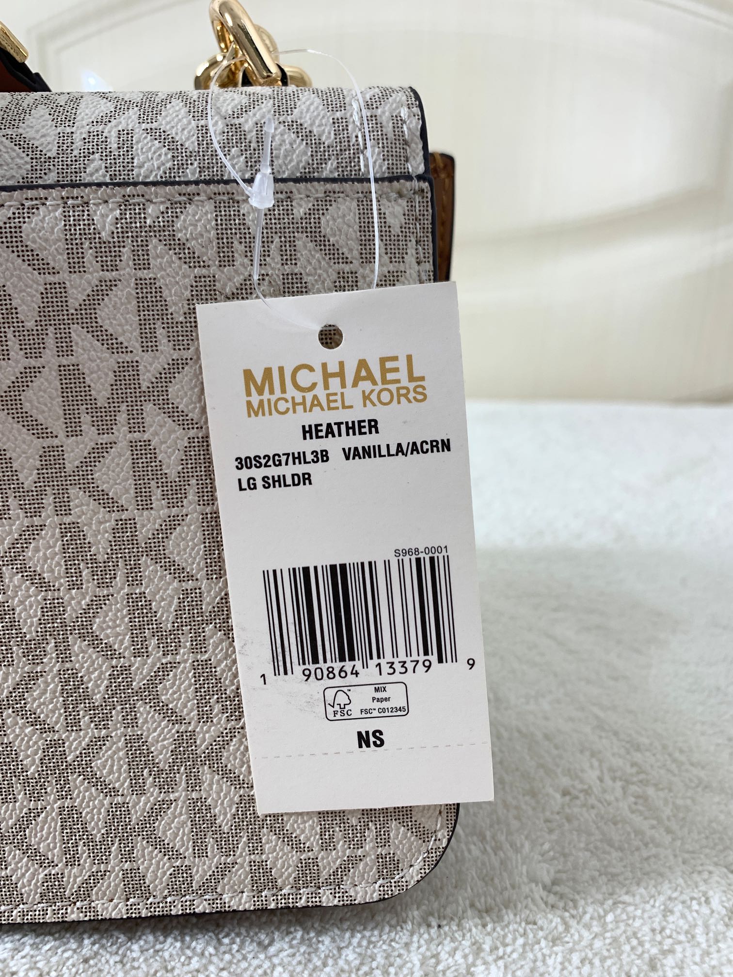 Michael Kors ～此款 Heather 大号老花链条斜挎包，是为她臻选的精美之礼。采