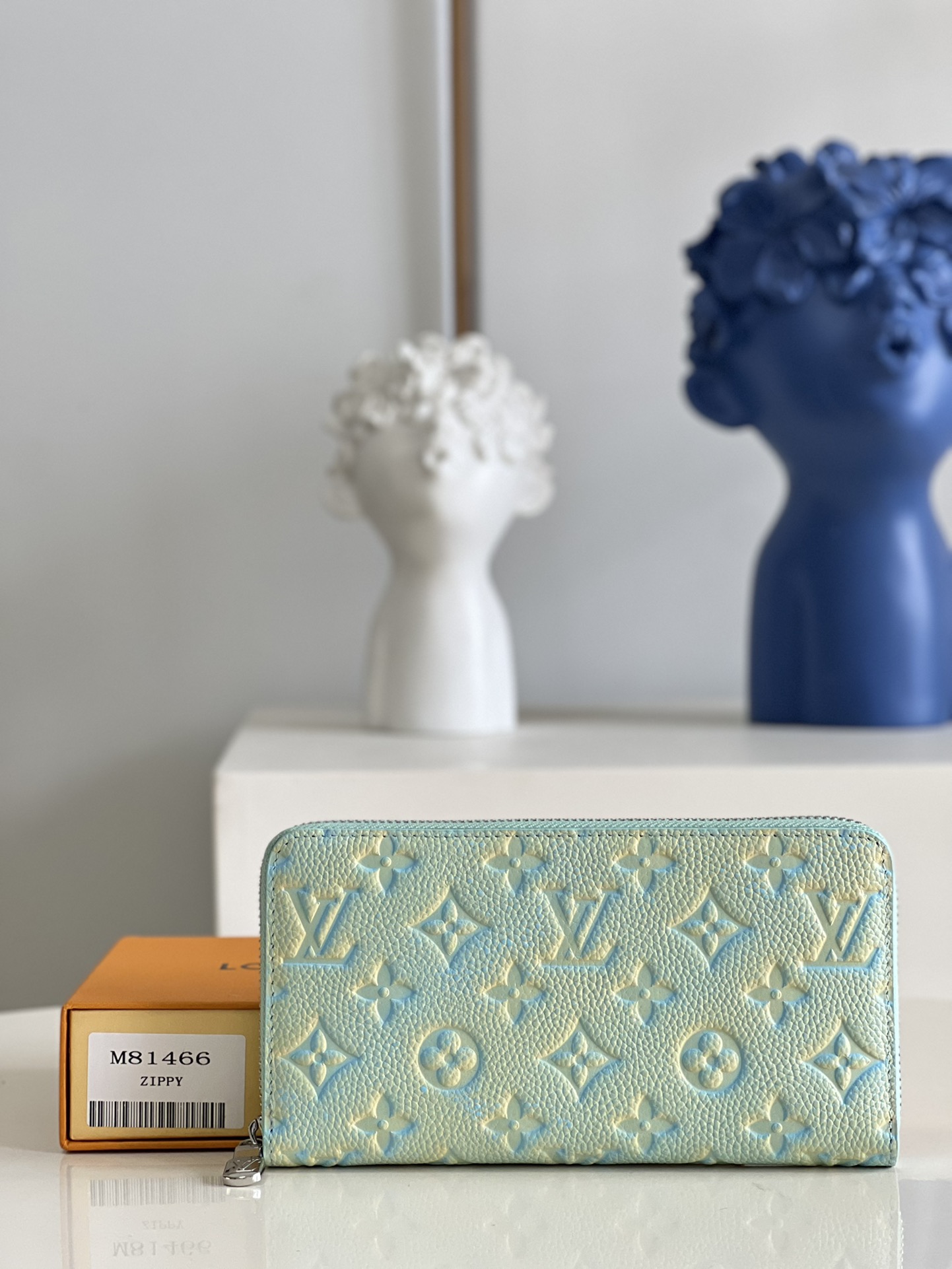 NO:399073,【Exclusive real photo M81466】This Zippy Zipper Wallet is made of Monogram Empreinte embossed leather, which is made of three-step spray painting technology. The pockets and compartments are opened with a classic full zipper design, which can store banknotes, coins and cards, etc. 19.5 x 10.5 x 2.5 cm Z/C.420, LV [original leather], louis vuitton19860909【独家实拍M81466】本款 Zippy拉链钱夹取材 Monogram Empreinte 压纹皮革,以三步喷绘技术呈现莹泽虹彩.以经典全拉链设计开启口袋和隔层,可收纳纸钞、硬币和卡片等.19.5 x 10.5 x 2.5 厘米 Z/C.420,LV【原厂皮】,louis vuitton,Bag
