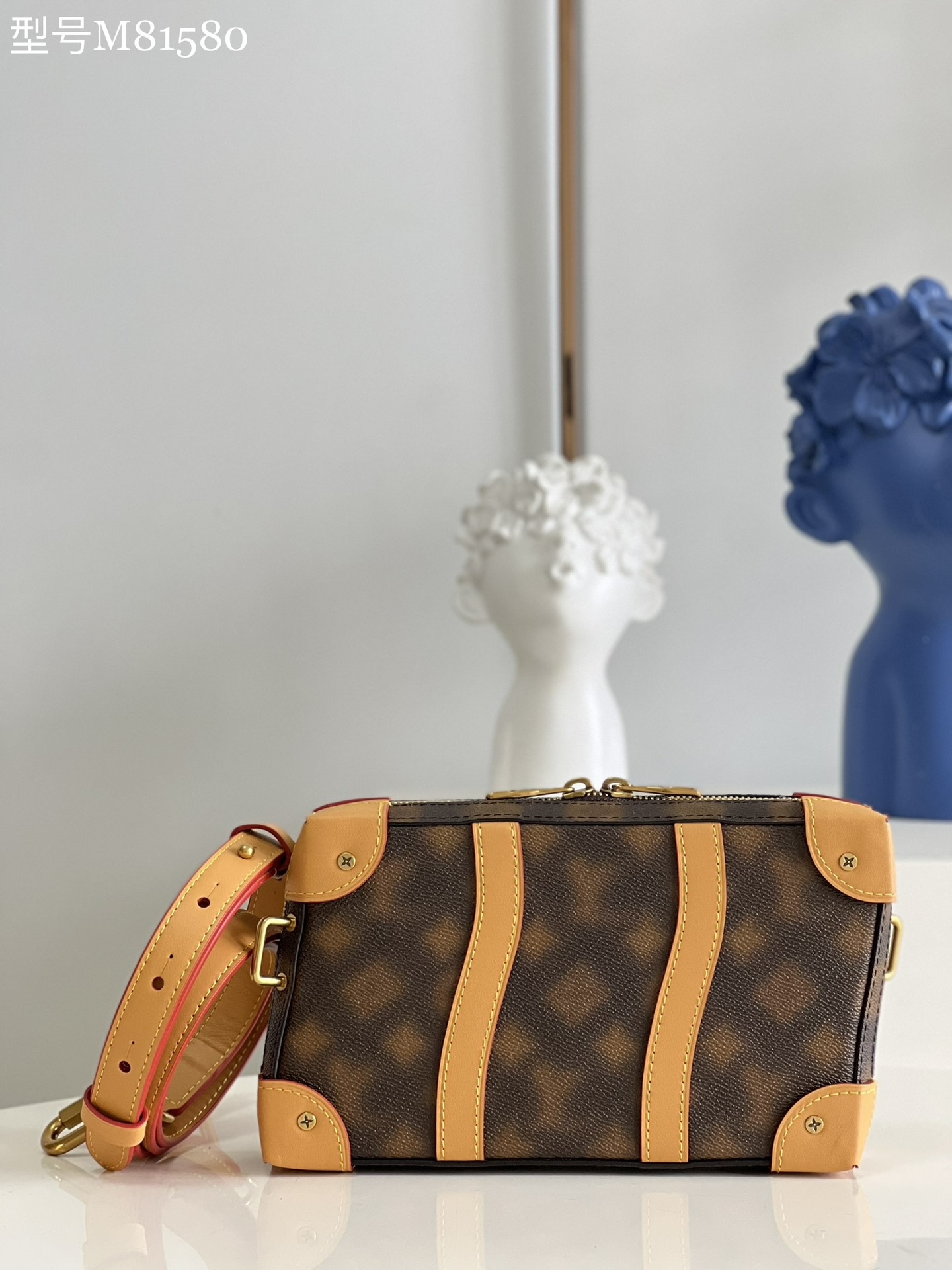 NO:399021,【Exclusive real shot M81580】This Soft Trunk handbag introduces Louis Vuitton's classic elements into creative fantasy. The wavy lines and the out-of-focus pattern of Blurry Monogram canvas are like surreal pictures, demonstrating Virgil Abloh's profound insight into children's imagination, and uses eye-catching style to make personal items easily follow. Size 22.5 x 14 x 5 cm (length x height x width) S.610, LV [original leather], louis vuitton, louis vuitton19860909【独家实拍M81580】本款 Soft Trunk 手袋将路易威登的经典元素引入创意幻境.波浪线条和 Blurry Monogram 帆布的失焦图案仿佛超现实主义画卷,彰显 Virgil Abloh 对孩童想象的深邃洞察,以瞩目格调令个人物品轻松随行.尺寸22.5 x 14 x 5 厘米 (长度 x 高 x 宽) S.610,LV【原厂皮】,louis vuitton,louis vuitton,Bag