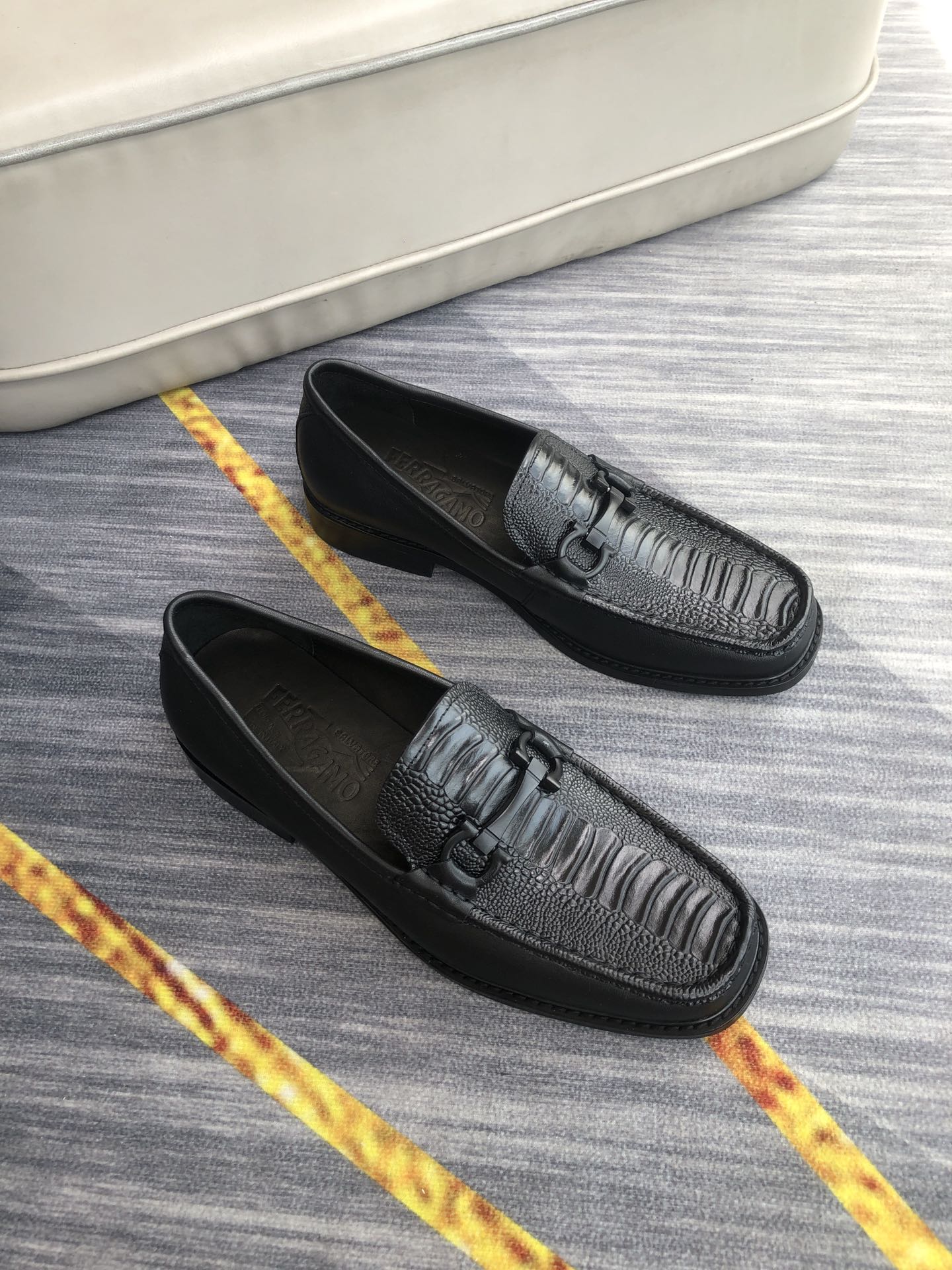 J0 Ferragamo 菲拉格慕 商务休闲皮鞋,一脚蹬休闲豆豆鞋.鞋面进口优质牛皮,鳄鱼纹压花花纹,鞋面品牌金属搭扣设计,舒适透气,水染牛皮内里垫脚,更好的包裹双脚.买它买它买它可踩后跟设计,一鞋两穿设计. 完美鞋楦,时尚帅气,上脚舒服, 商务休闲两相宜. 码数：38-44.45定做不退换