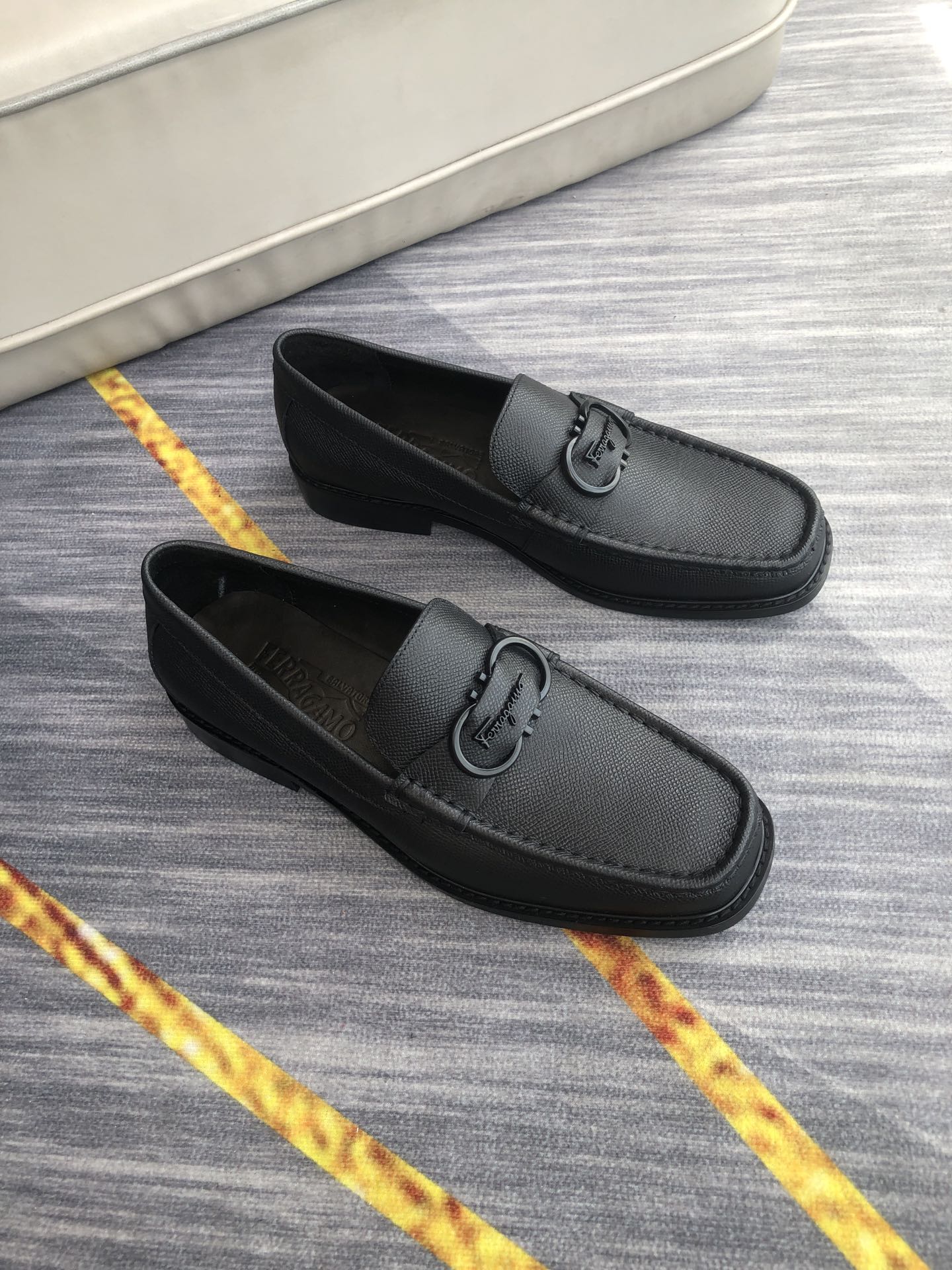 J0 Ferragamo 菲拉格慕 商务休闲皮鞋,一脚蹬休闲豆豆鞋.鞋面进口优质牛皮,鞋面品牌金属搭扣设计,舒适透气,水染牛皮内里垫脚,更好的包裹双脚.买它买它买它可踩后跟设计,一鞋两穿设计. 完美鞋楦,时尚帅气,上脚舒服, 商务休闲两相宜. 码数：38-44.45定做不退换