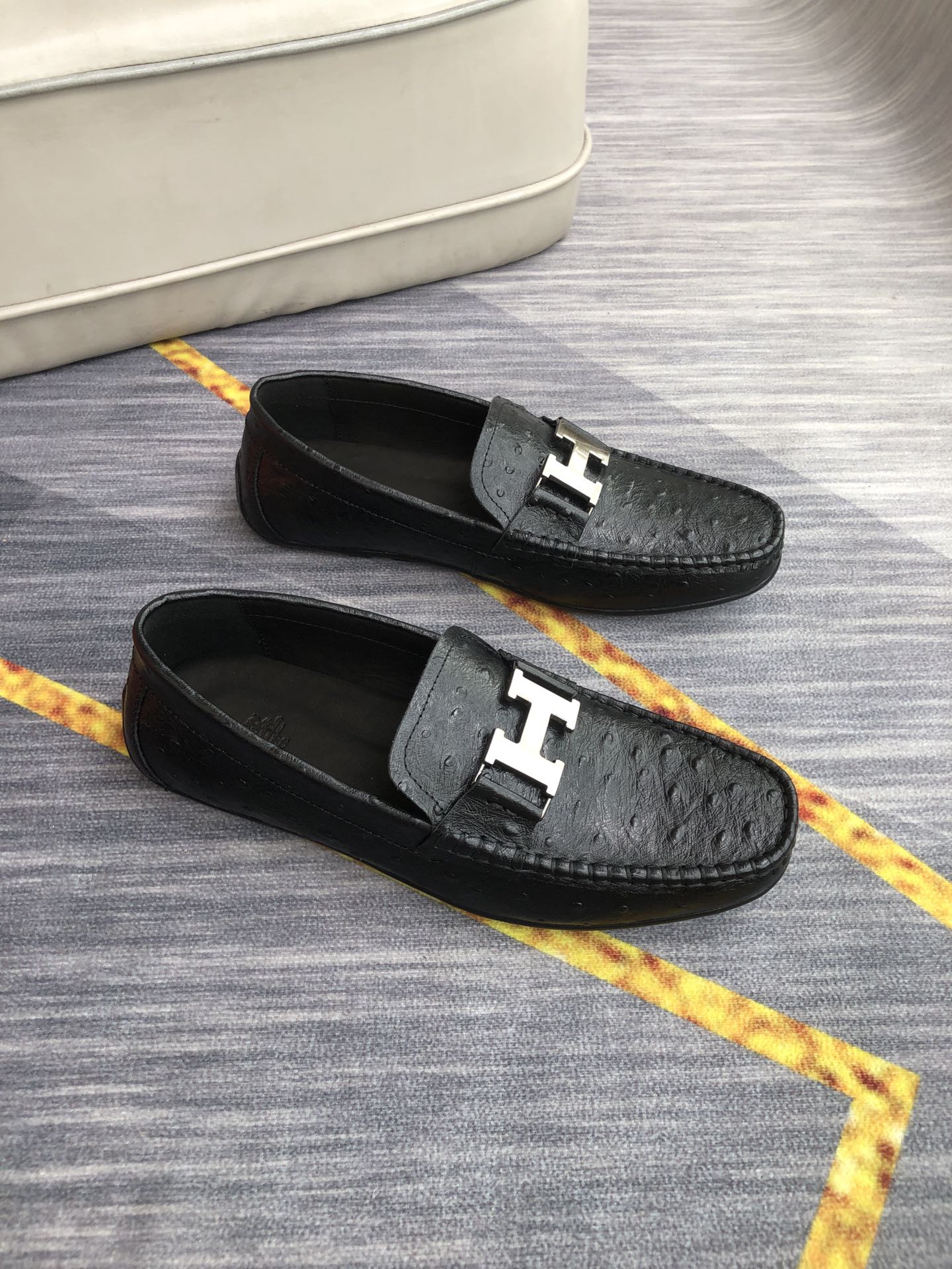 I5  爱马仕商务休闲皮鞋,一脚蹬休闲豆豆鞋.鞋面进口优质牛皮,鞋面品牌金属搭扣设计,舒适透气,水染牛皮内里垫脚,更好的包裹双脚.买它买它买它 完美鞋楦,时尚帅气,上脚舒服, 商务休闲两相宜. 码数：38-44.45定做不退换