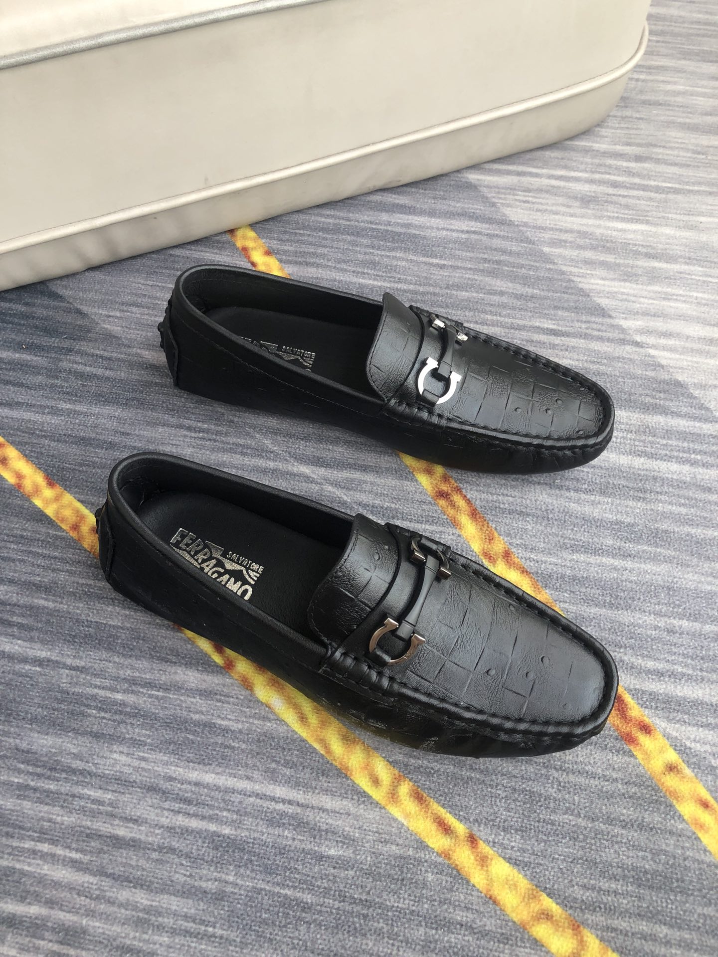 I5 Ferragamo 菲拉格慕 商务休闲皮鞋,一脚蹬休闲豆豆鞋.鞋面进口优质牛皮,鞋面品牌金属搭扣设计,舒适透气,头层猪皮内里垫脚,更好的包裹双脚.买它买它买它 完美鞋楦,时尚帅气,上脚舒服, 商务休闲两相宜. 码数：38-44.45定做不退换