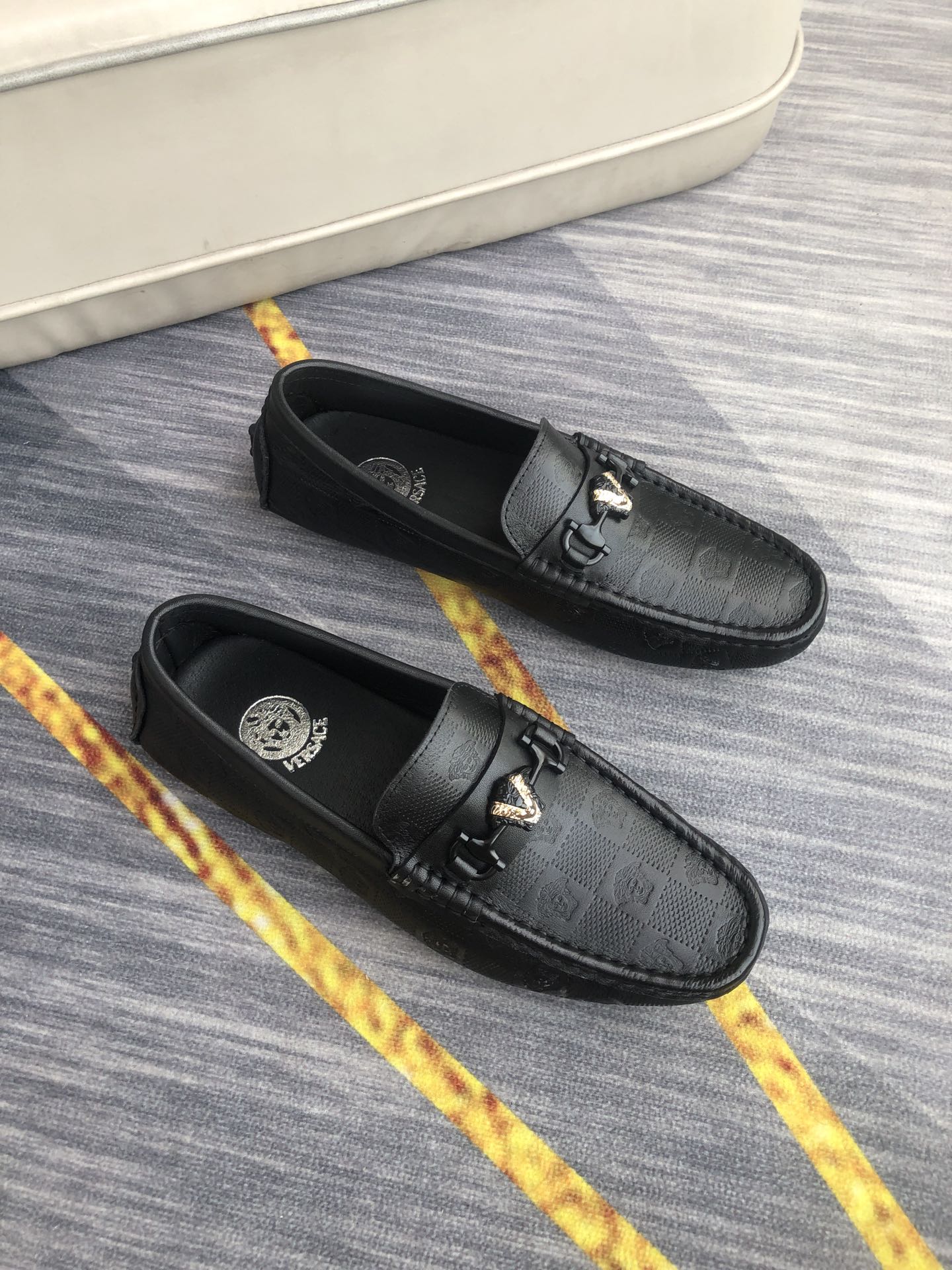 I5   Armani 阿玛尼 商务休闲皮鞋,一脚蹬休闲豆豆鞋.鞋面进口牛皮,鞋面品牌金属搭扣设计,舒适透气,头层猪皮内里垫脚,更好的包裹双脚.买它买它买它 完美鞋楦,时尚帅气,上脚舒服, 商务休闲两相宜. 码数：38-44.45定做不退换