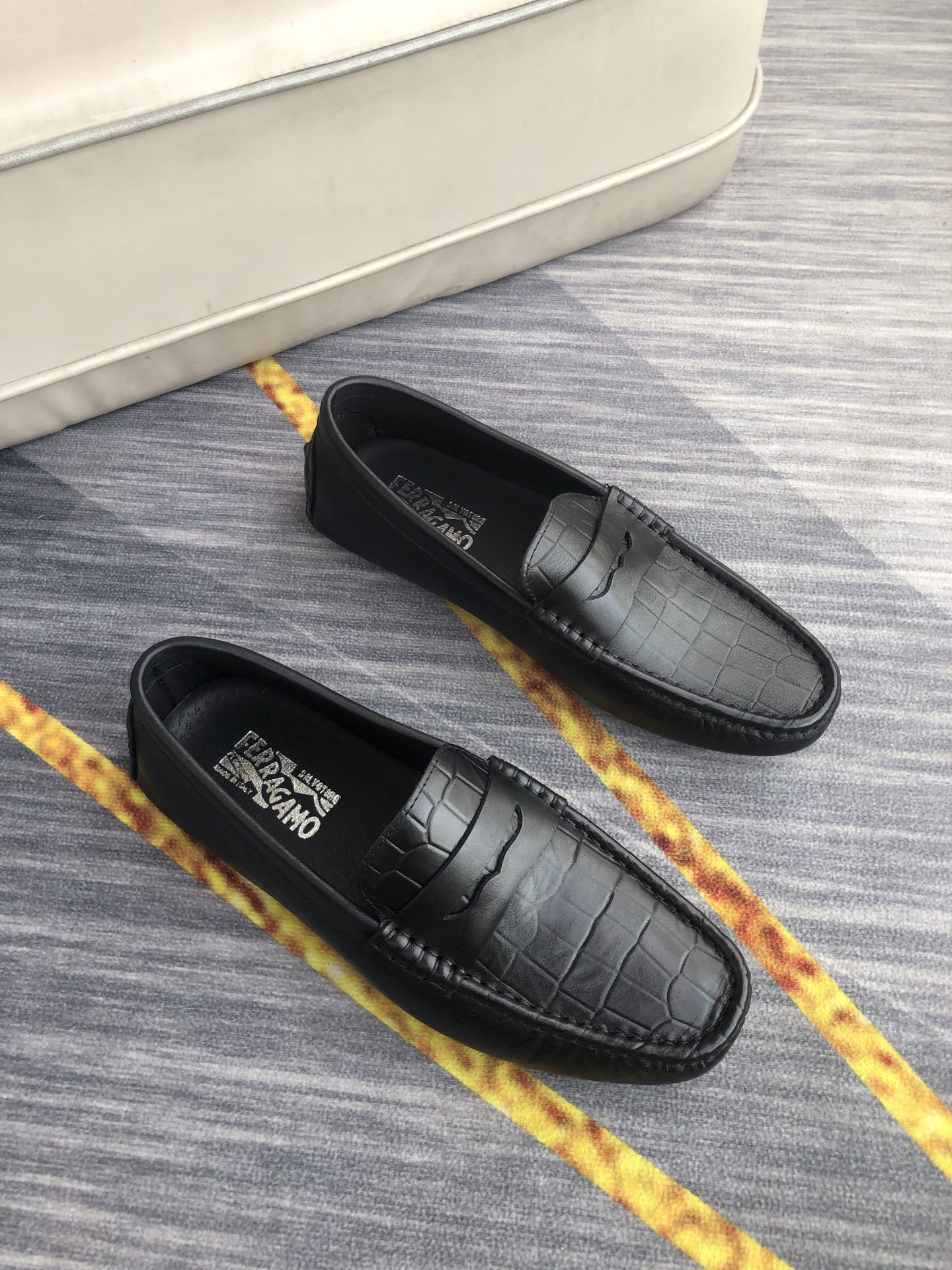 I5 Ferragamo 菲拉格慕 休闲皮鞋,一脚蹬休闲豆豆鞋.鞋面进口牛皮,舒适透气,头层猪皮内里垫脚,更好的包裹双脚.买它买它买它 完美鞋楦,时尚帅气,上脚舒服, 商务休闲两相宜. 码数：38-44.45定做不退换