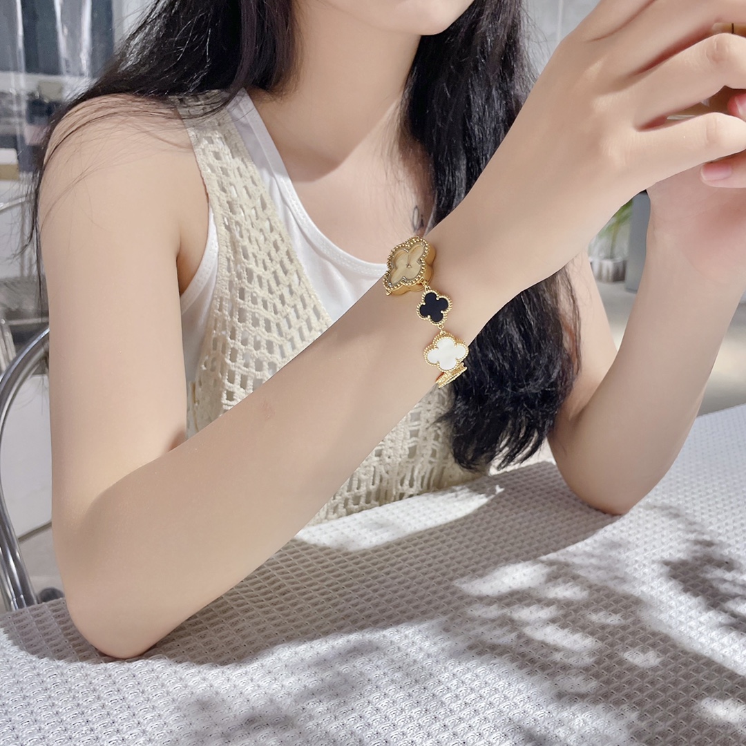 新品️手链款品牌梵克雅宝-VanCleefArpels系列Alhambra手链款系列腕表继续沿袭梵克雅宝