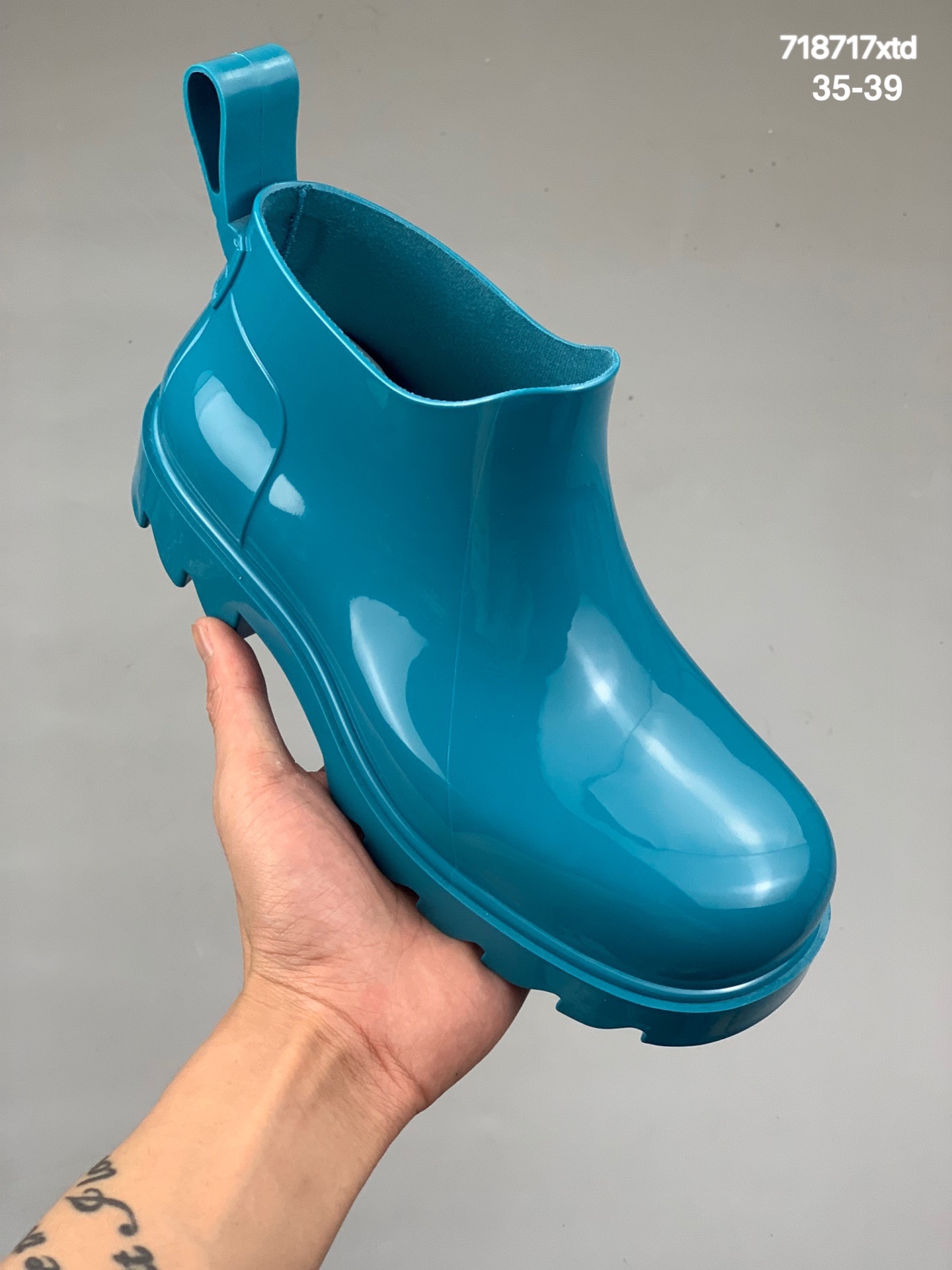 本地
 bv雨靴再出新款 ，Bottega  Veneta，推出了一款全新的橡胶踝靴，亮面质感的鞋身，外底和拉链精油橡胶材料制成pvc，而它内衬是棉质的。鞋垫是柔软的皮革，stRLDE,,是一款，四季都可以穿着且舒服时尚的雨鞋，此次新款共推出五种配色，跟高3.5cm男女同款
码数：35-39
编码：718717xtd