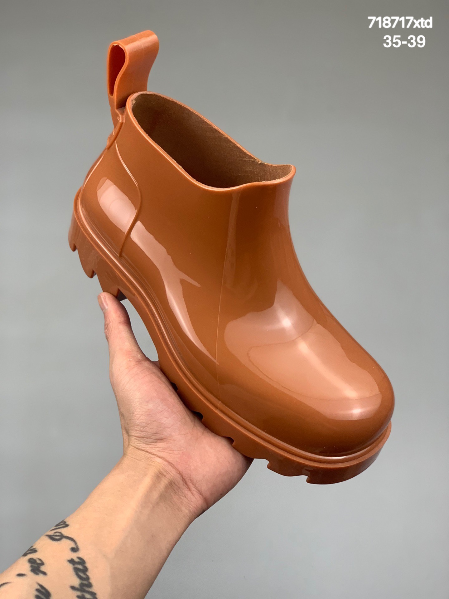 本地
 bv雨靴再出新款 ，Bottega  Veneta，推出了一款全新的橡胶踝靴，亮面质感的鞋身，外底和拉链精油橡胶材料制成pvc，而它内衬是棉质的。鞋垫是柔软的皮革，stRLDE,,是一款，四季都可以穿着且舒服时尚的雨鞋，此次新款共推出五种配色，跟高3.5cm男女同款
码数：35-39
编码：718717xtd