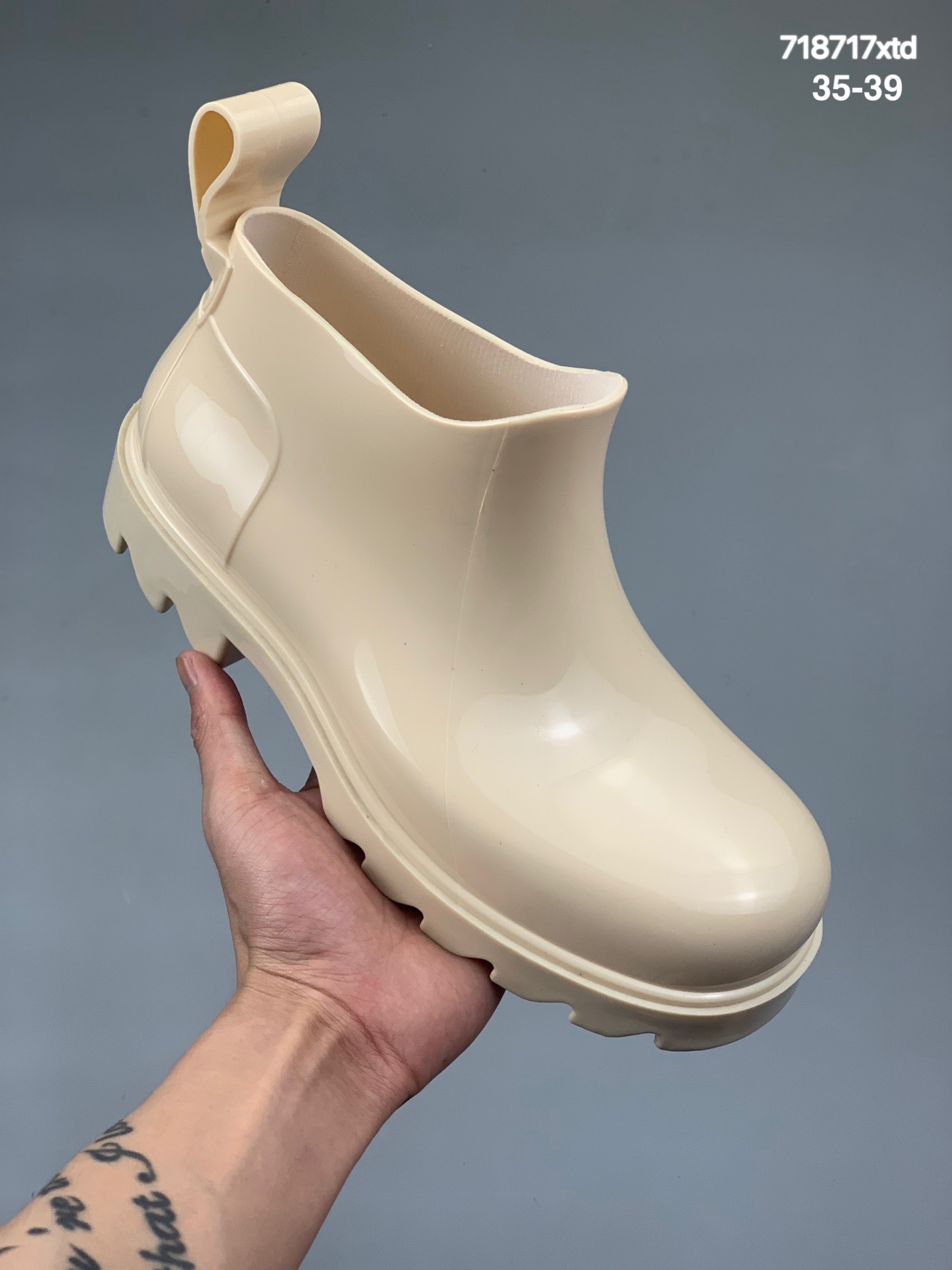 
 bv雨靴再出新款 ，Bottega  Veneta，推出了一款全新的橡胶踝靴，亮面质感的鞋身，外底和拉链精油橡胶材料制成pvc，而它内衬是棉质的。鞋垫是柔软的皮革，stRLDE,,是一款，四季都可以穿着且舒服时尚的雨鞋，此次新款共推出五种配色，跟高3.5cm男女同款
码数：35-39
编码：718717xtd