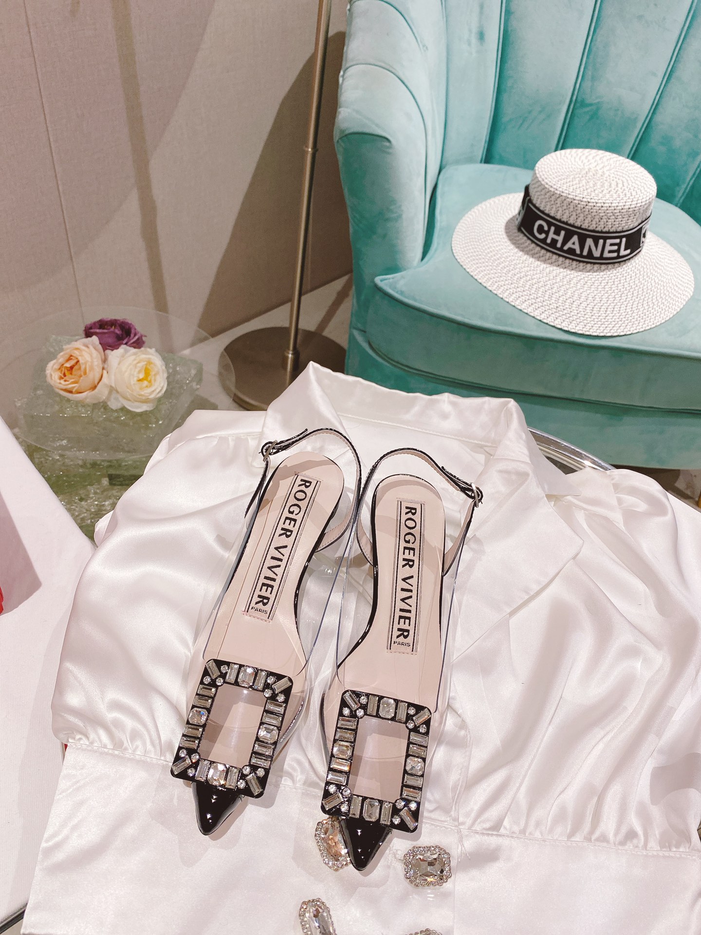 NO:616738,¨The 2025 counter new series of square buckle rhinestone single shoes is new ★★★★★ An elegant and fresh model, the new diamond-embellished upper is luxurious and refined, full of high-end, and can be worn in commuting style and socialite style. The upper is original comfortable patent leather with PVC transparent material. The upper is equipped with private molded diamond buckle. Lining: specific water-dyed first-layer sheepskin, foot pad sheepskin outsole original open-molded Italian genuine leather outsole. Shoe size:  35-39 (40 customized, non-returnable) Delivery of luxurious and latest counters with simultaneous packaging High heels/4.5CM, sandals, sandals, sheepskin, Leather soles19860909¨2025专柜新款方扣水钻单鞋系列上新 ★★★★★ 气质优雅小清新的一款,新款钻饰上脚奢华精致,高级感满满,通勤风名媛风都妥妥驾驭 鞋面原版舒适漆皮配pvc透明材质鞋面配私模奥钻扣饰  内里: 特定水染头层羊皮,垫脚羊皮 大底原版开模意大利真皮大底 鞋码: 35-39（40定制不退换） 配送豪华最新专柜同步包装 跟高平跟/4.5CM,凉鞋,sandals,sheepskin,Leather soles,Women's Shoes