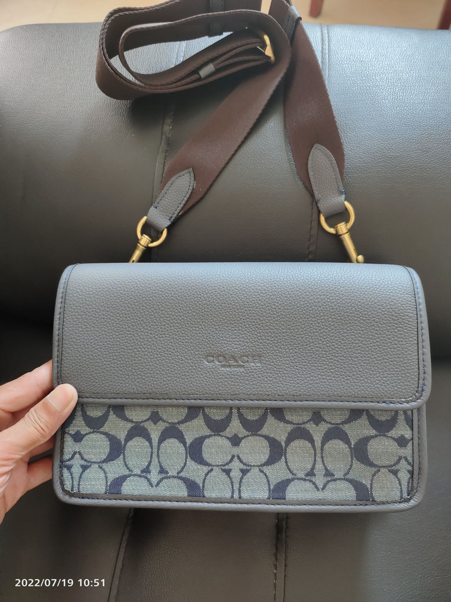 Coach 8185 新款COACH男款Turner Flap单肩/斜挎包 香布蕾配色 荔枝纹牛皮拼接