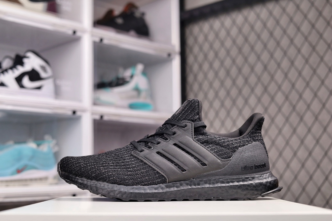 H0 Adidas Ultra Boost Triple Black UB4.0原装真标 真爆 全掌BOOST搭配马牌橡胶大底，延续了前三代良好的缓震保护技术。爆米花颗粒饱满，弹性十足。采用全新纹理呈现出 Primeknit 的织物鞋面，舒适柔软