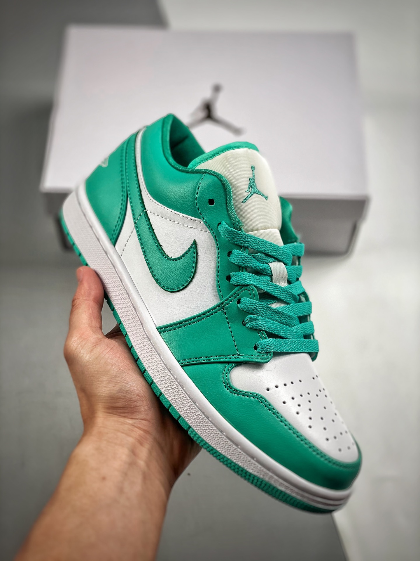 -4 Air Jordan 1 Low Peacock Green, the only exclusive top-layer leather in the market, developed from the original shoe…