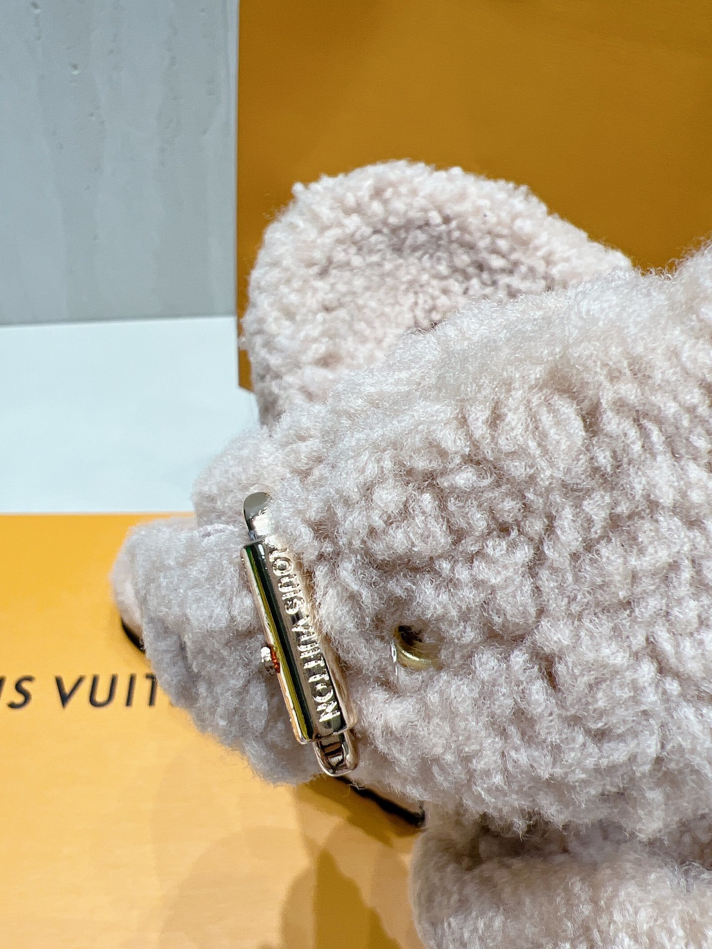 独家高版 LV 驴牌 秋冬爆款厚底毛毛拖Sa姐说专柜都卖到断货的一款 太时髦了 四色都奶呼呼的 女孩子对