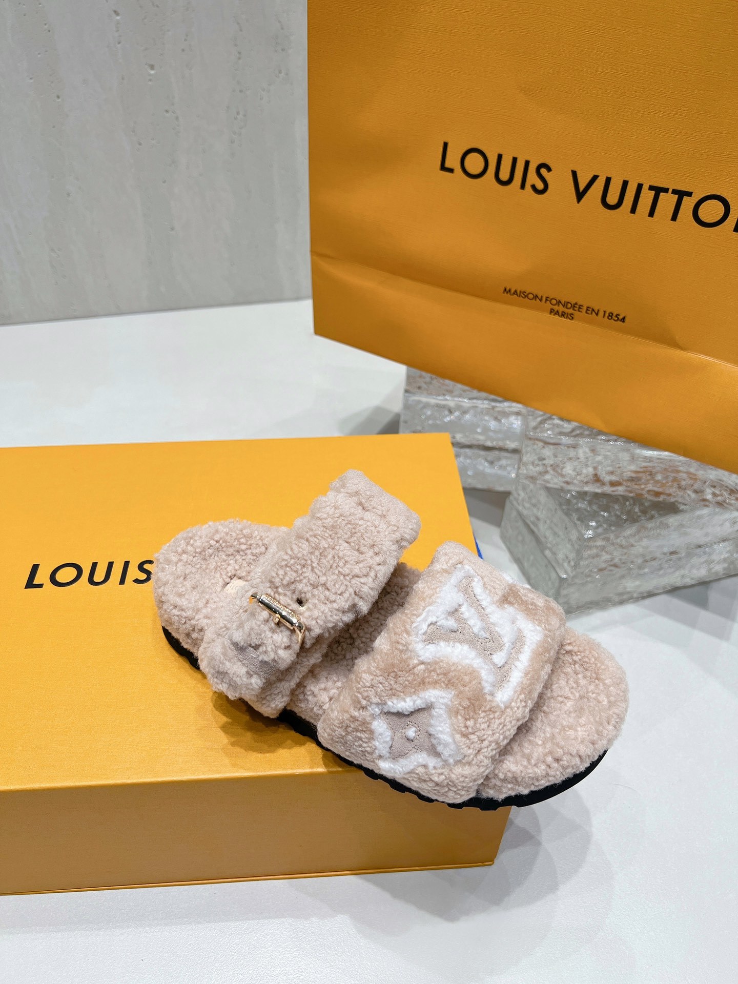 独家高版 LV 驴牌 秋冬爆款厚底毛毛拖Sa姐说专柜都卖到断货的一款 太时髦了 四色都奶呼呼的 女孩子对