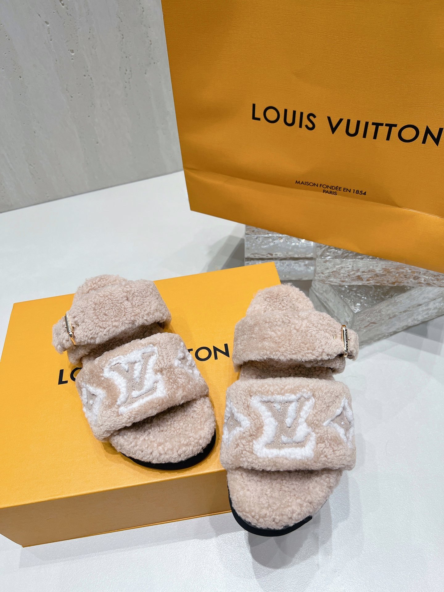 独家高版 LV 驴牌 秋冬爆款厚底毛毛拖Sa姐说专柜都卖到断货的一款 太时髦了 四色都奶呼呼的 女孩子对
