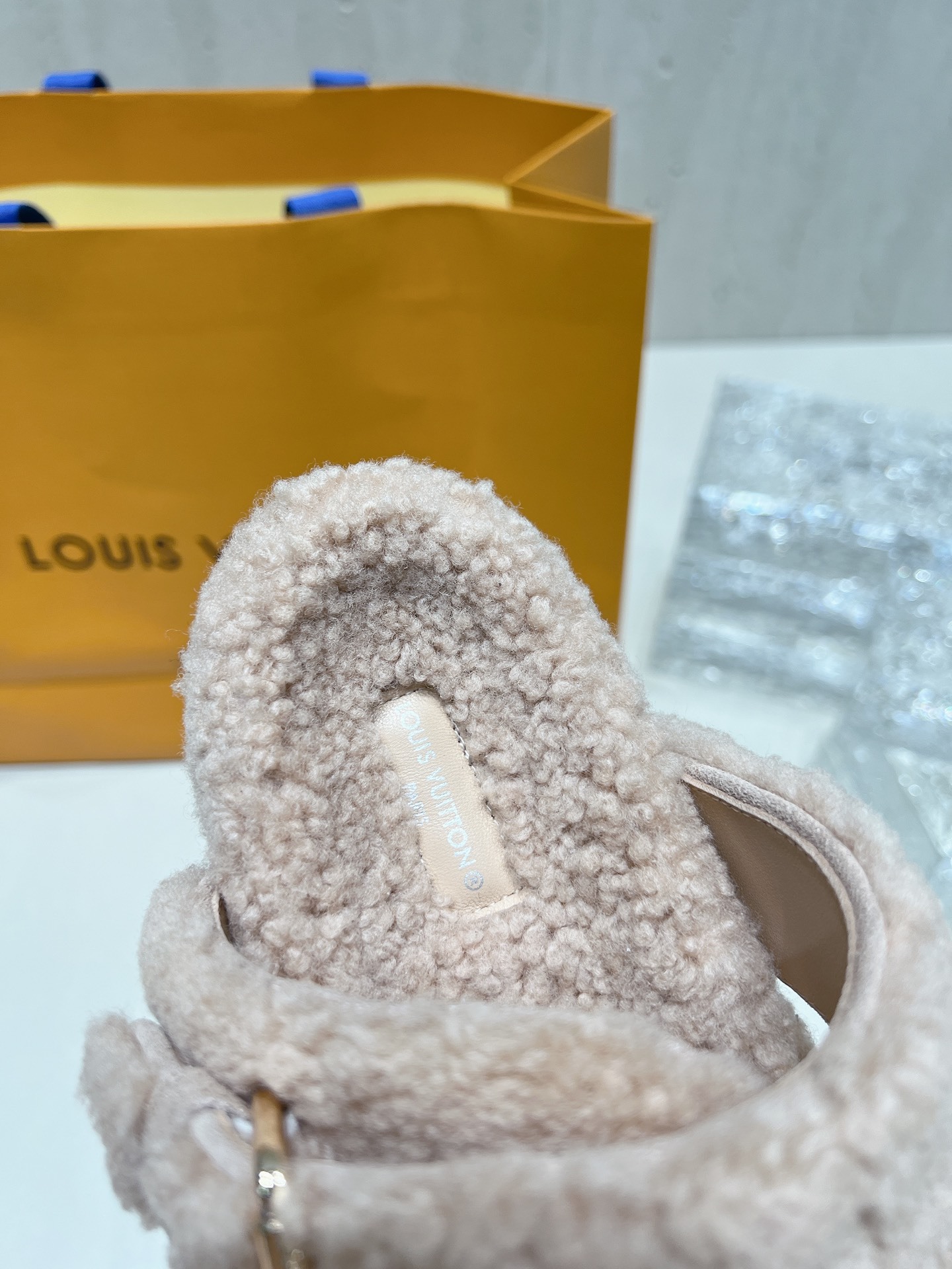独家高版 LV 驴牌 秋冬爆款厚底毛毛拖Sa姐说专柜都卖到断货的一款 太时髦了 四色都奶呼呼的 女孩子对