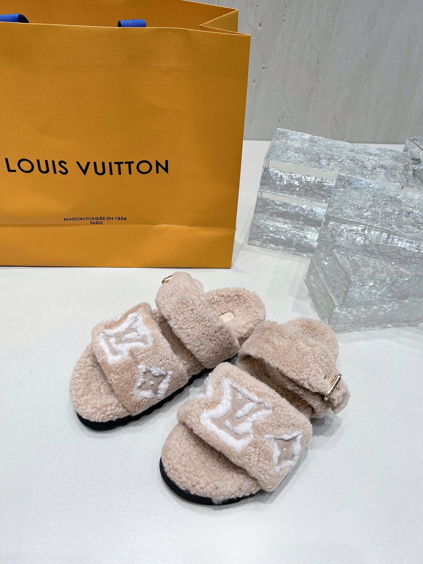 独家高版 LV 驴牌 秋冬爆款厚底毛毛拖Sa姐说专柜都卖到断货的一款 太时髦了 四色都奶呼呼的 女孩子对