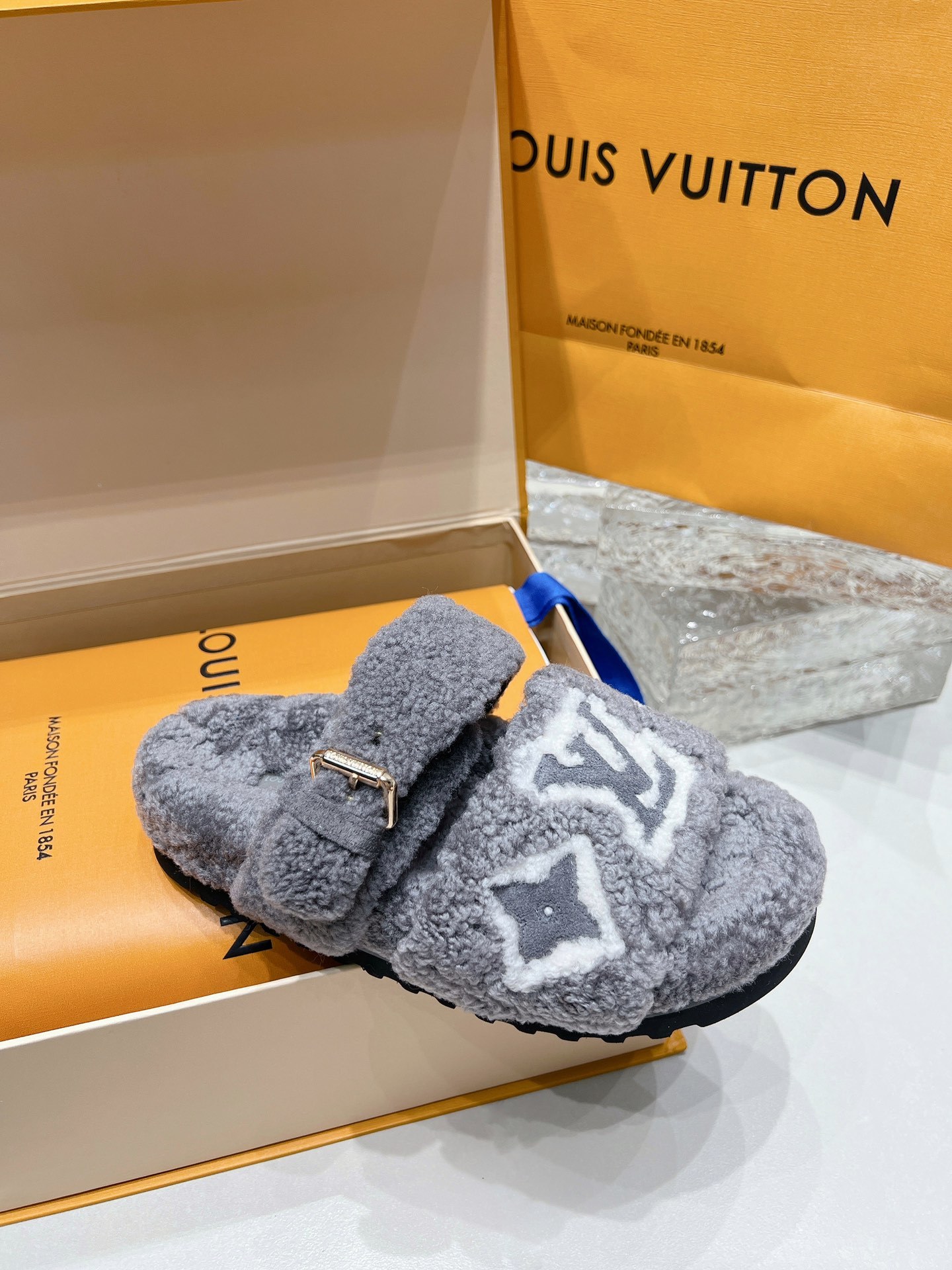 独家高版 LV 驴牌 秋冬爆款厚底毛毛拖Sa姐说专柜都卖到断货的一款 太时髦了 四色都奶呼呼的 女孩子对