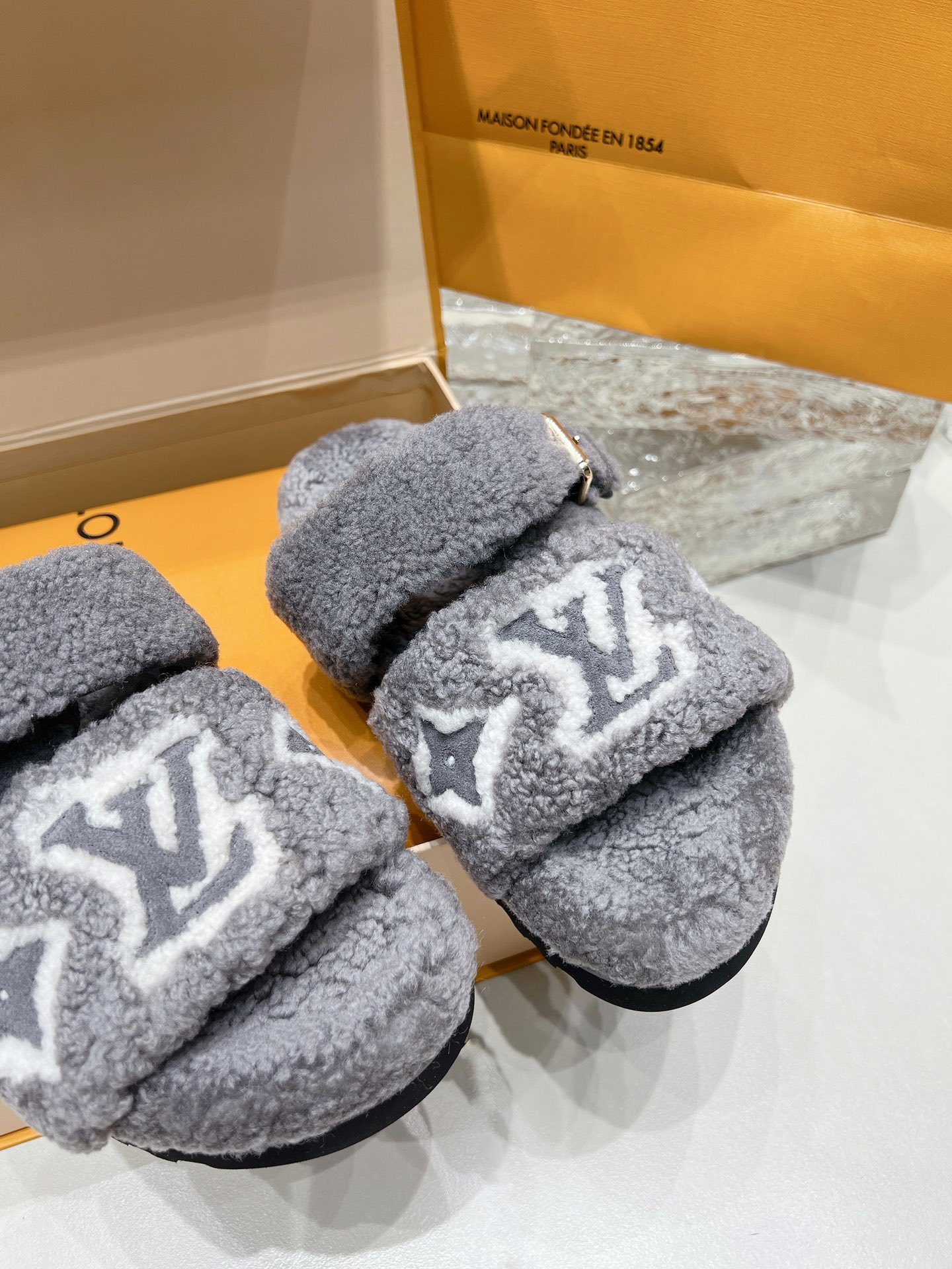 独家高版 LV 驴牌 秋冬爆款厚底毛毛拖Sa姐说专柜都卖到断货的一款 太时髦了 四色都奶呼呼的 女孩子对