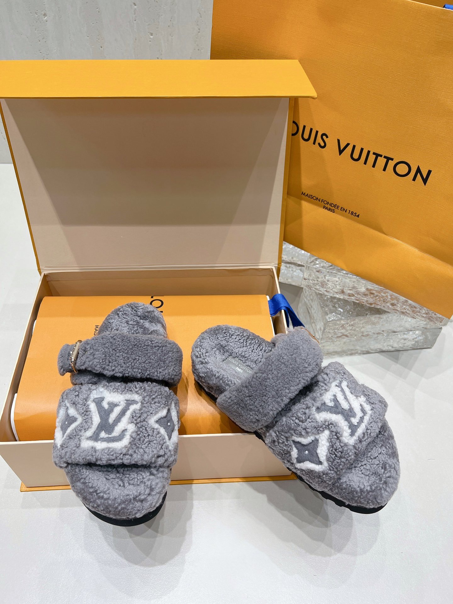 独家高版 LV 驴牌 秋冬爆款厚底毛毛拖Sa姐说专柜都卖到断货的一款 太时髦了 四色都奶呼呼的 女孩子对