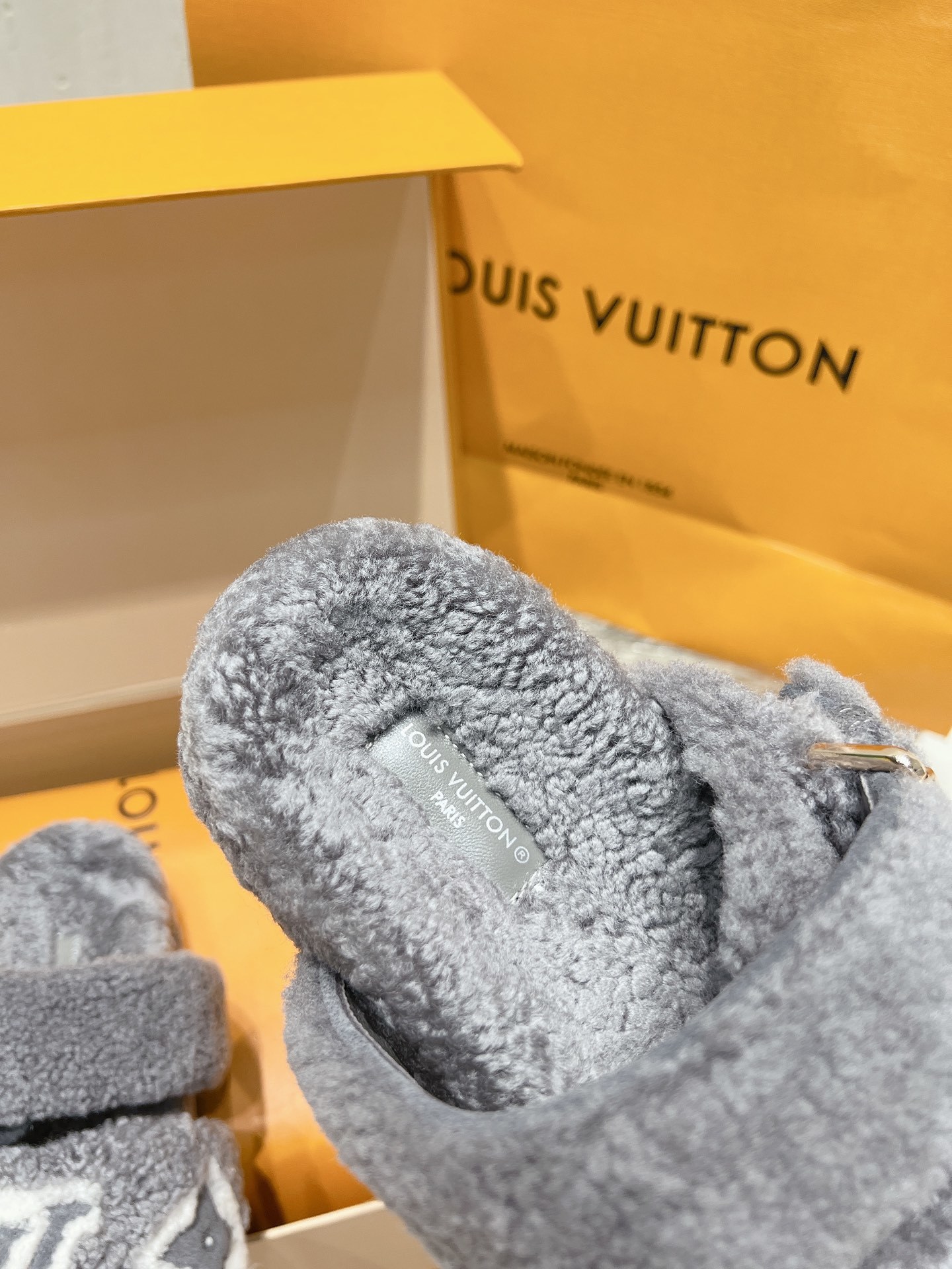 独家高版 LV 驴牌 秋冬爆款厚底毛毛拖Sa姐说专柜都卖到断货的一款 太时髦了 四色都奶呼呼的 女孩子对