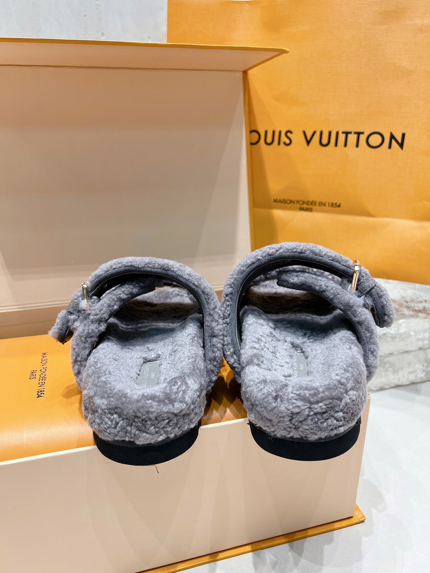 独家高版 LV 驴牌 秋冬爆款厚底毛毛拖Sa姐说专柜都卖到断货的一款 太时髦了 四色都奶呼呼的 女孩子对