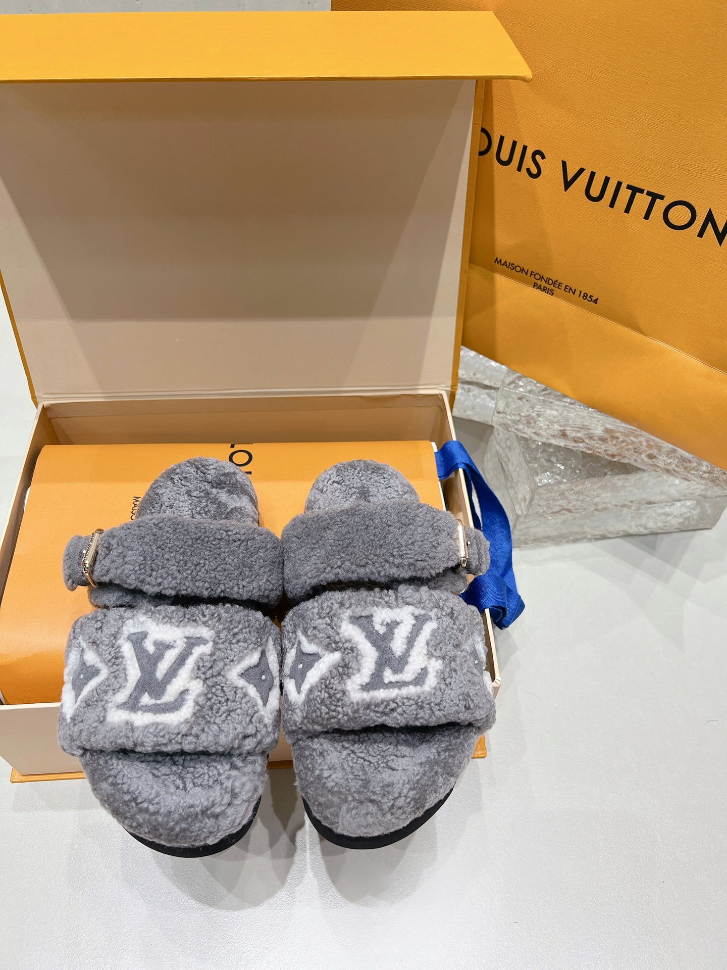 独家高版 LV 驴牌 秋冬爆款厚底毛毛拖Sa姐说专柜都卖到断货的一款 太时髦了 四色都奶呼呼的 女孩子对