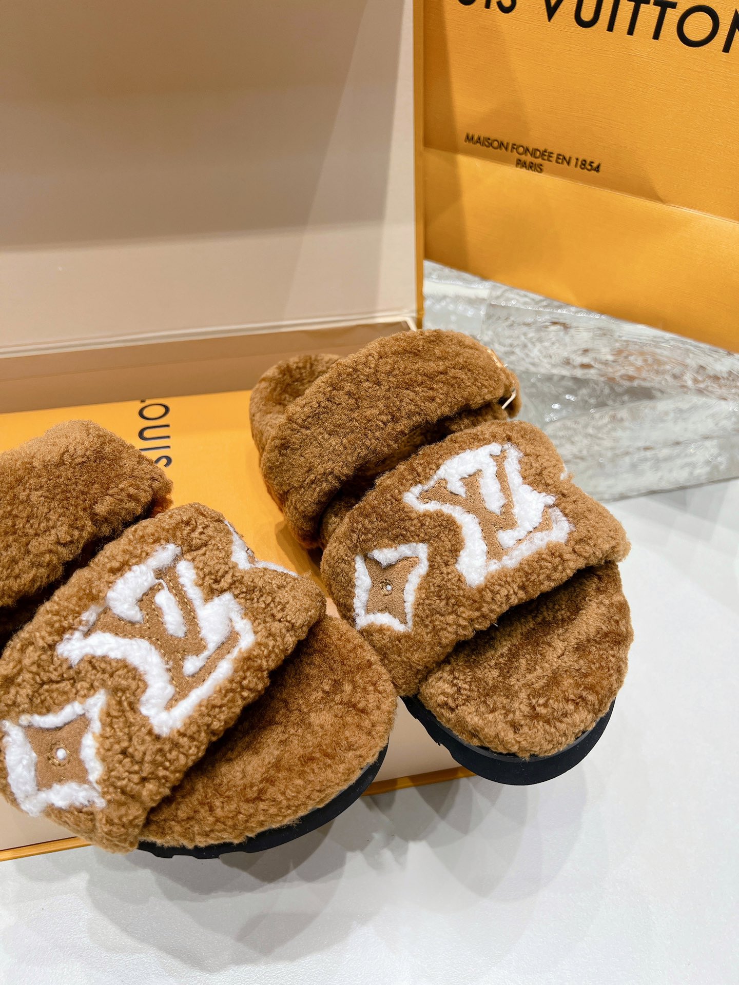 独家高版 LV 驴牌 秋冬爆款厚底毛毛拖Sa姐说专柜都卖到断货的一款 太时髦了 四色都奶呼呼的 女孩子对
