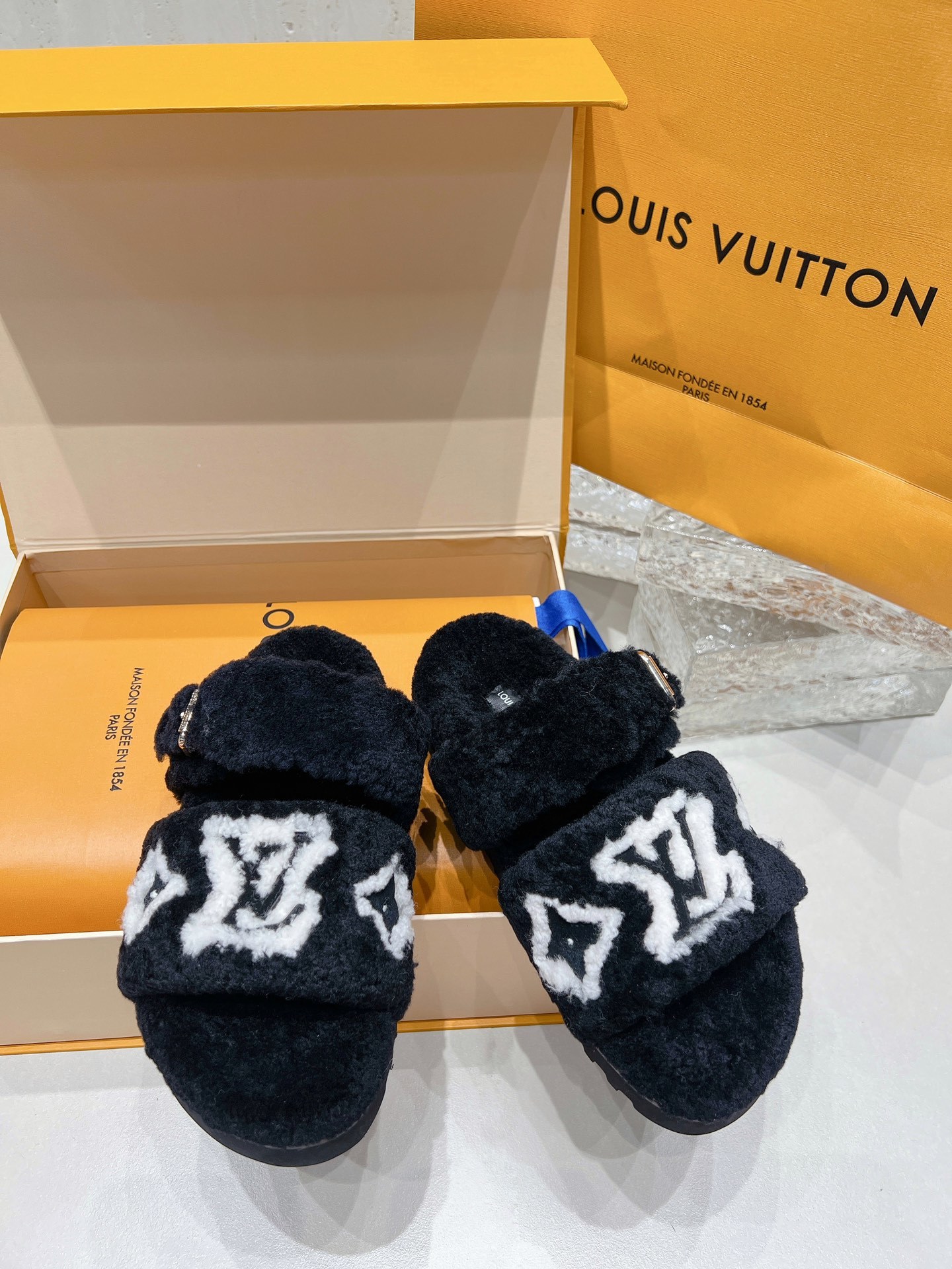 独家高版 LV 驴牌 秋冬爆款厚底毛毛拖Sa姐说专柜都卖到断货的一款 太时髦了 四色都奶呼呼的 女孩子对