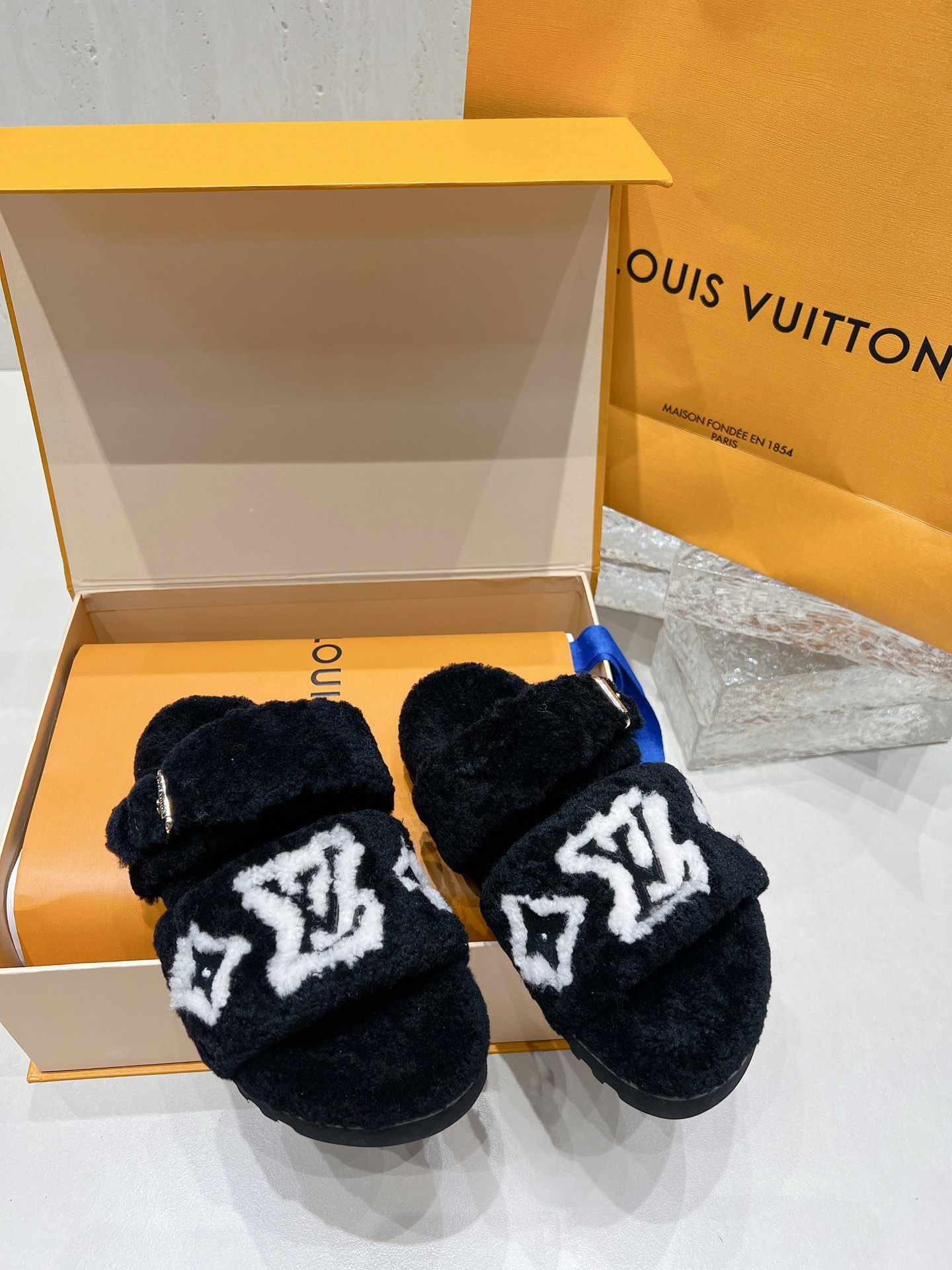 独家高版 LV 驴牌 秋冬爆款厚底毛毛拖Sa姐说专柜都卖到断货的一款 太时髦了 四色都奶呼呼的 女孩子对