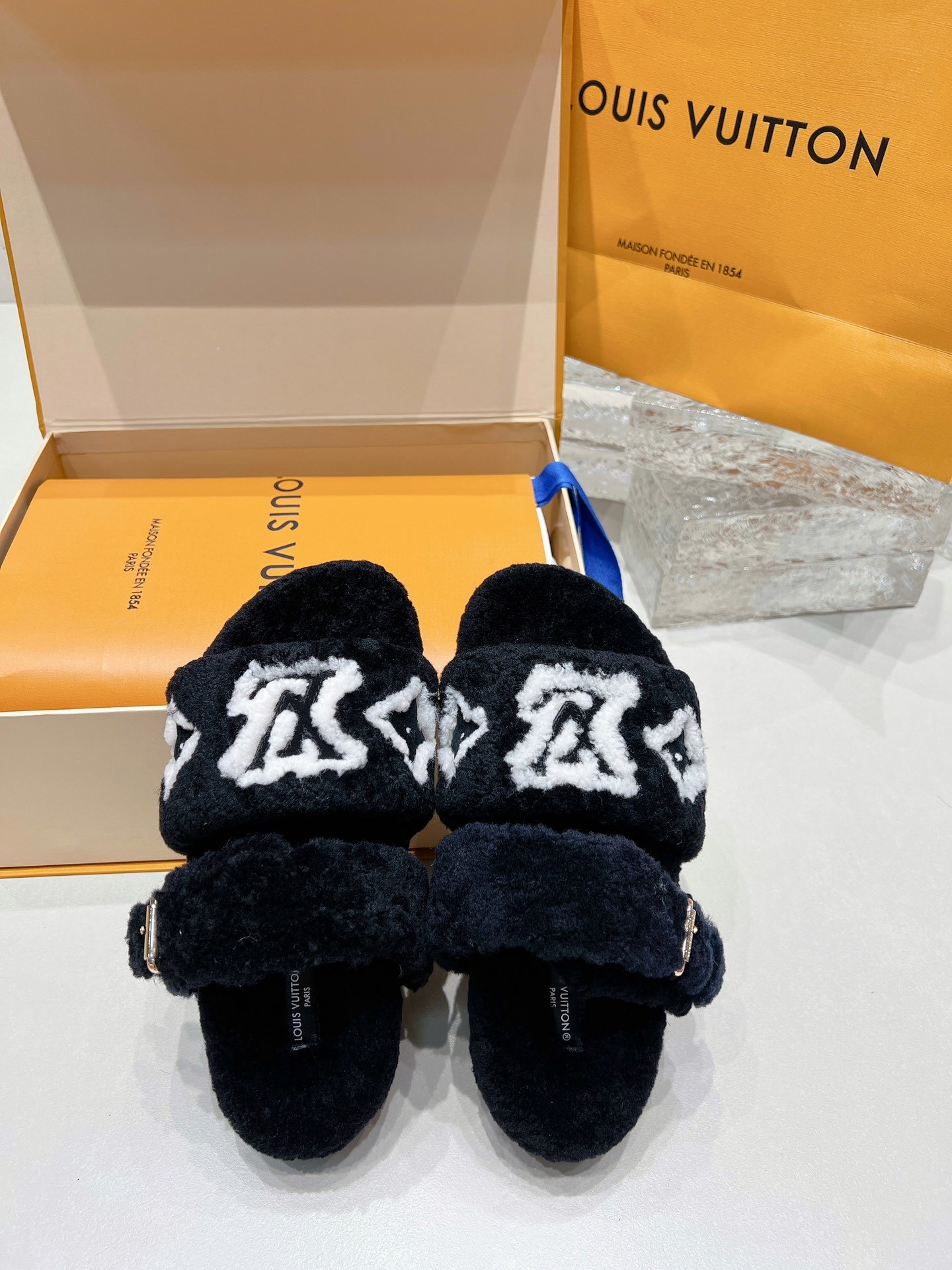 独家高版 LV 驴牌 秋冬爆款厚底毛毛拖Sa姐说专柜都卖到断货的一款 太时髦了 四色都奶呼呼的 女孩子对