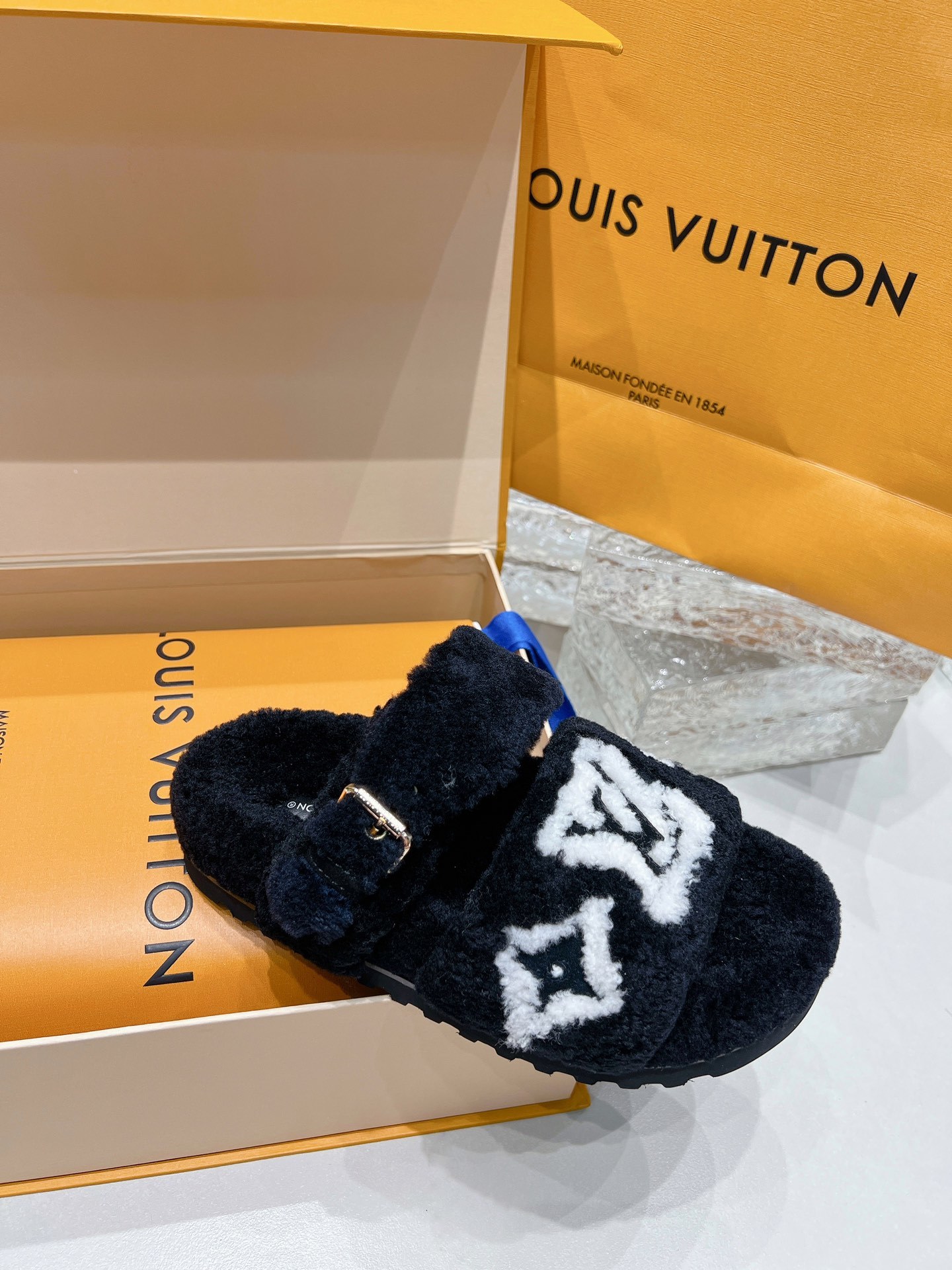 独家高版 LV 驴牌 秋冬爆款厚底毛毛拖Sa姐说专柜都卖到断货的一款 太时髦了 四色都奶呼呼的 女孩子对